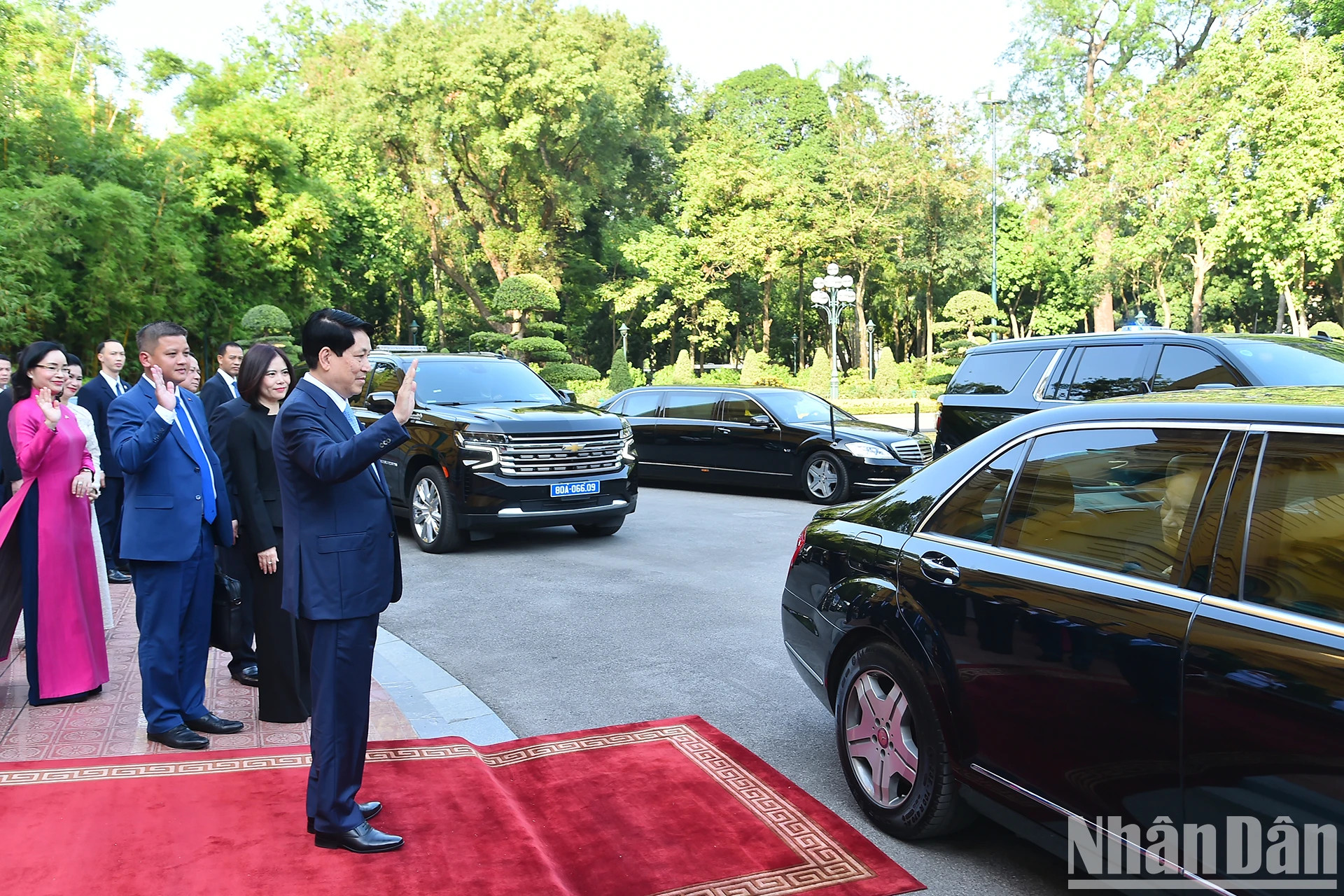 国家主席梁强欢送柬埔寨国王诺罗敦·西哈莫尼。 国家主席梁强欢送柬埔寨国王诺罗敦·西哈莫尼。