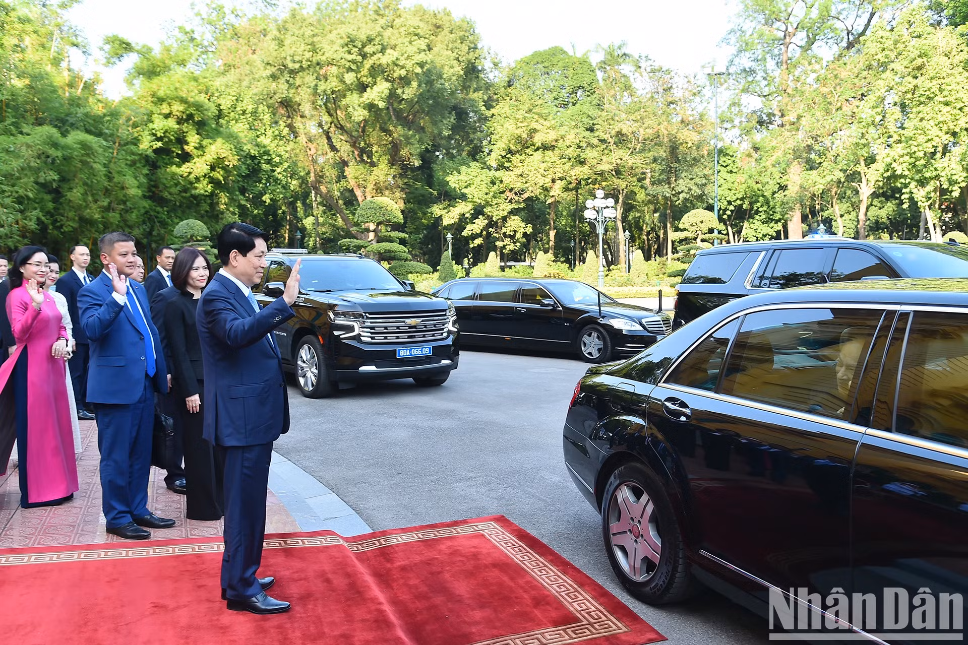 国家主席梁强欢送柬埔寨国王诺罗敦·西哈莫尼。