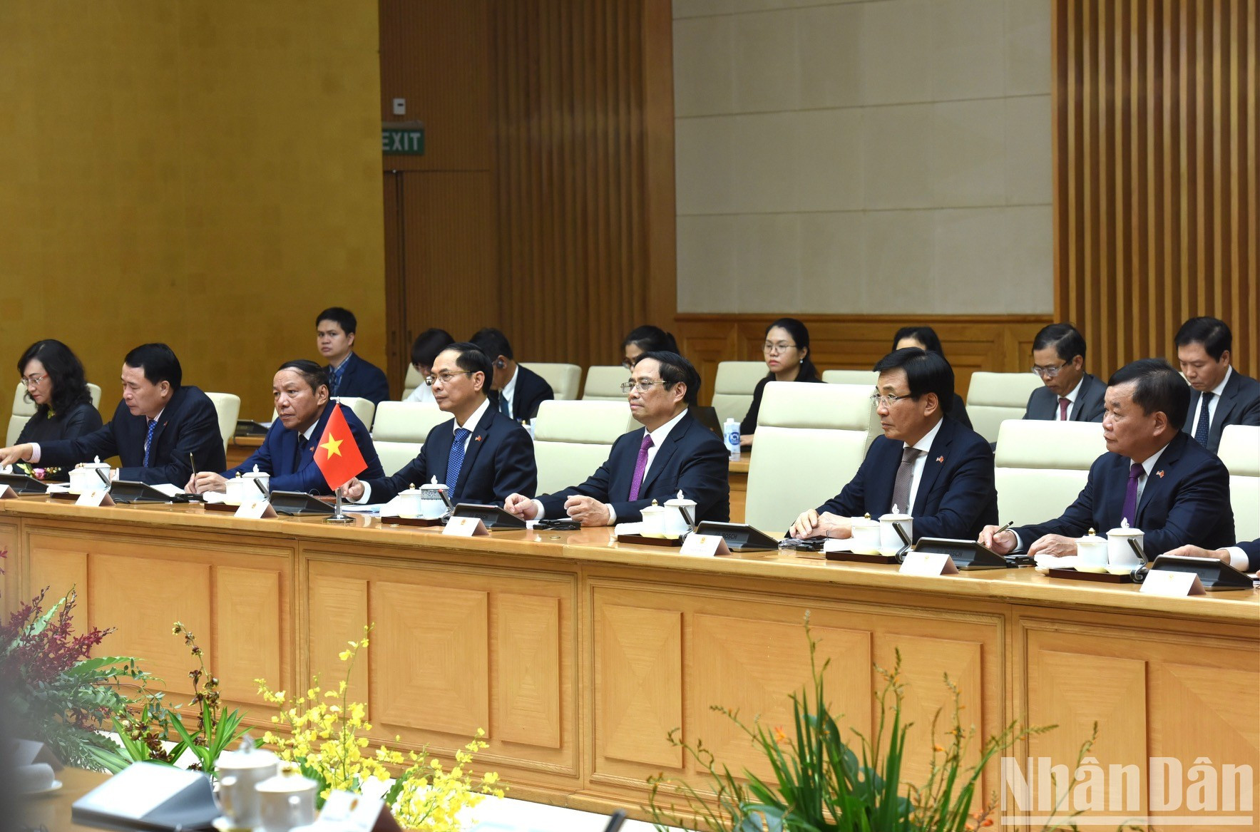 范明正总理和越南政府成员。 范明正总理和越南政府成员。