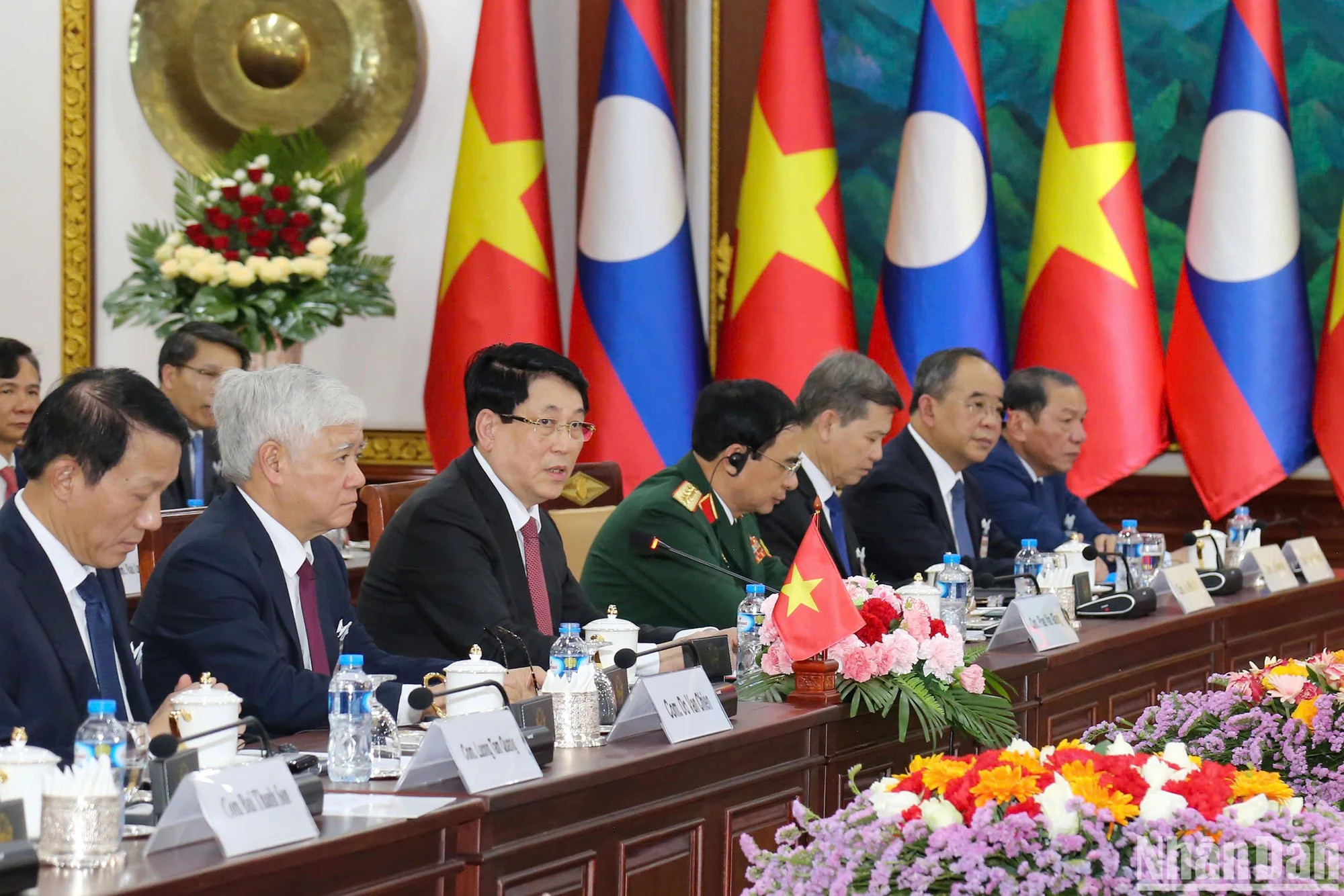 出席会谈的越南代表团。