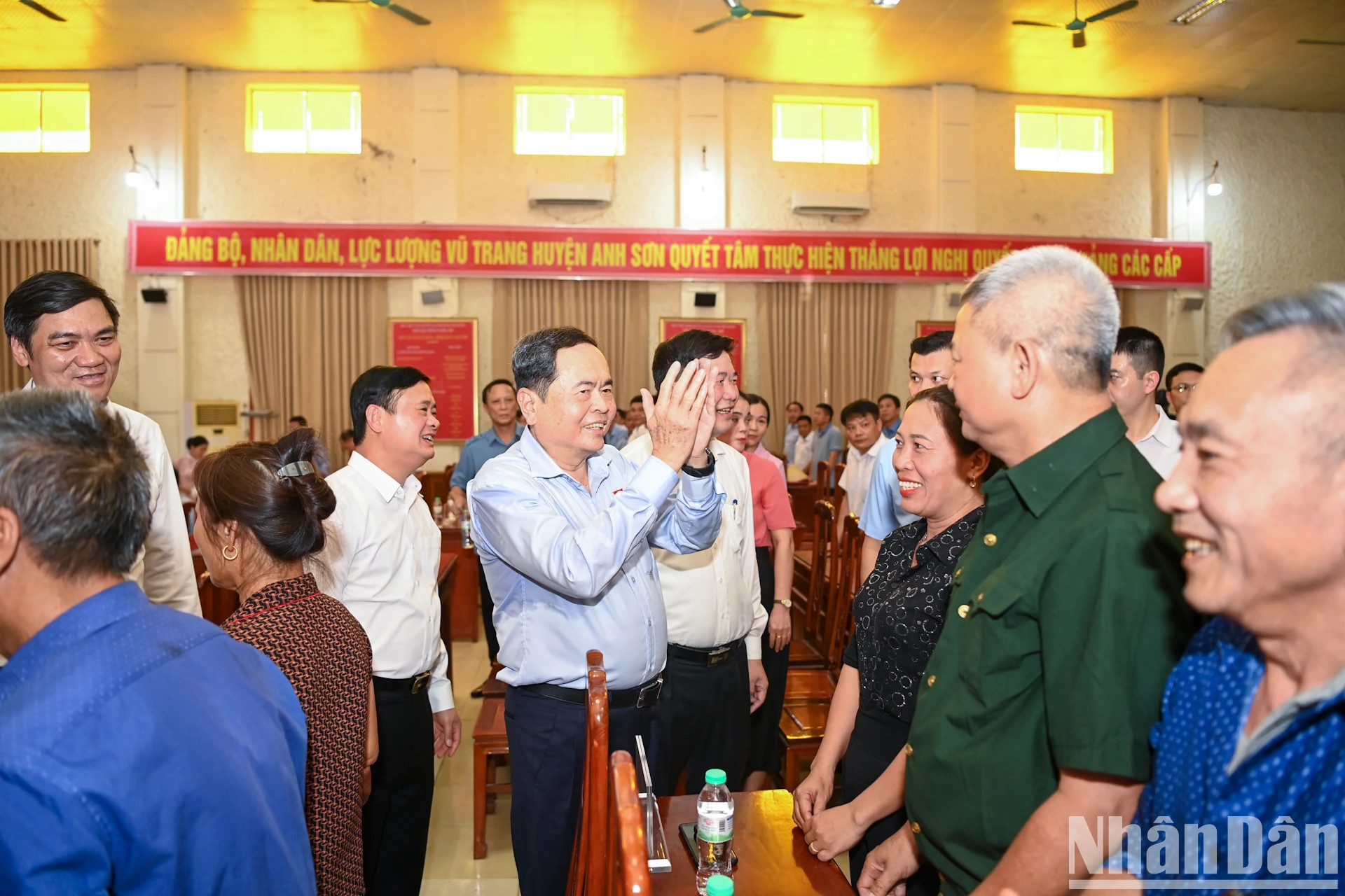 国会主席陈青敏向优抚家庭和革命有功者赠送礼物和房屋。 国会主席陈青敏向优抚家庭和革命有功者赠送礼物和房屋。
