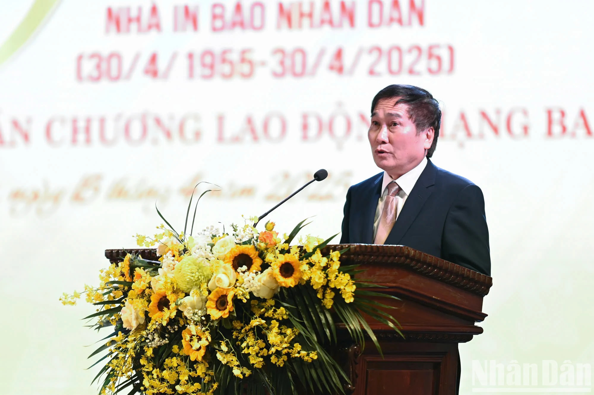 河内人民报印刷公司原副总经理黄玉石发表讲话。 河内人民报印刷公司原副总经理黄玉石发表讲话。