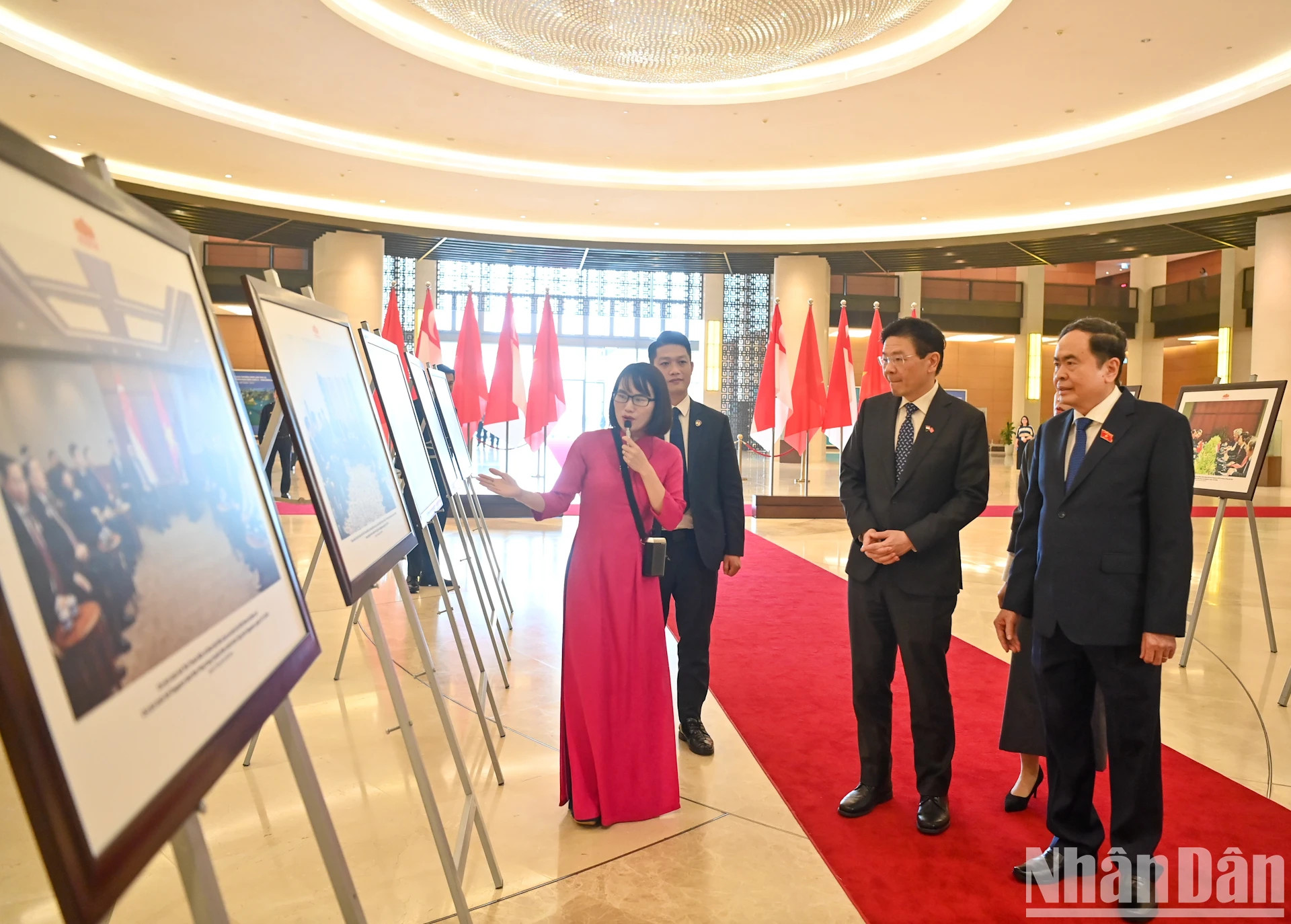 越南国会主席陈青敏和新加坡总理黄循财参观有关越南与新加坡关系的图片展。 越南国会主席陈青敏和新加坡总理黄循财参观有关越南与新加坡关系的图片展。