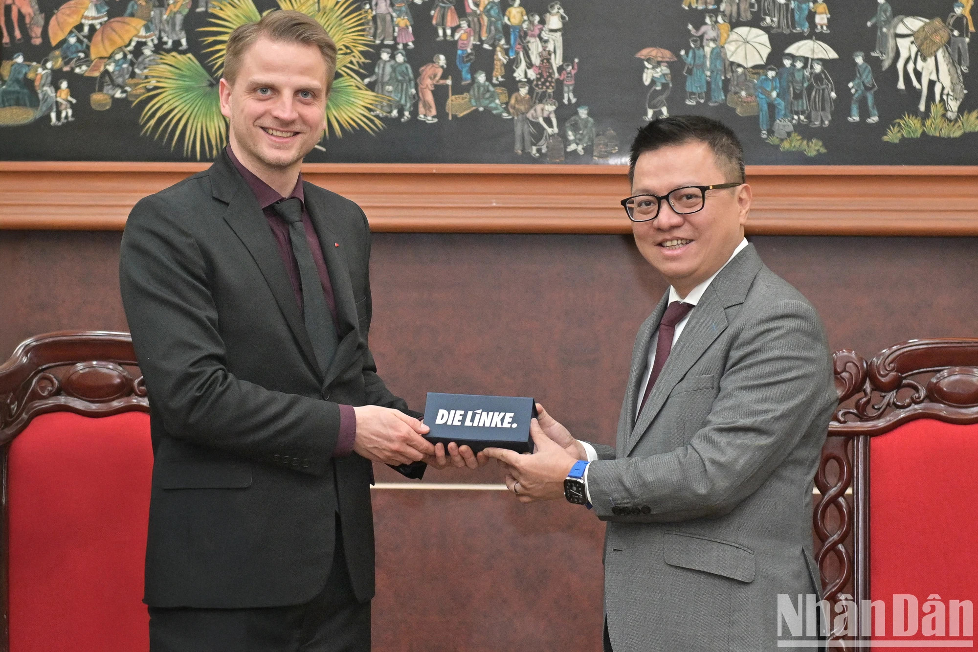 德国左翼党副主席、柏林左翼党委员会主席马克西米利安·席尔默向黎国明总编辑赠送礼物。