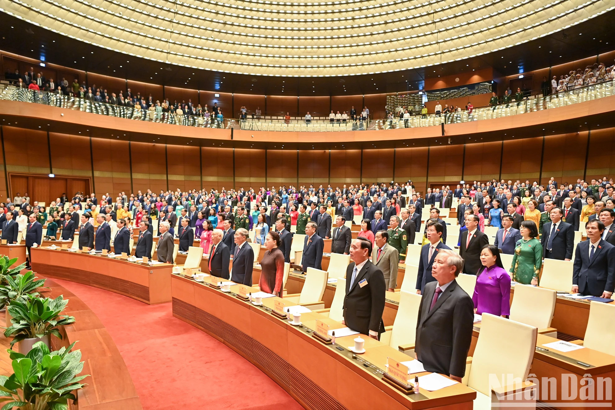 各位代表向国旗致敬。 各位代表向国旗致敬。