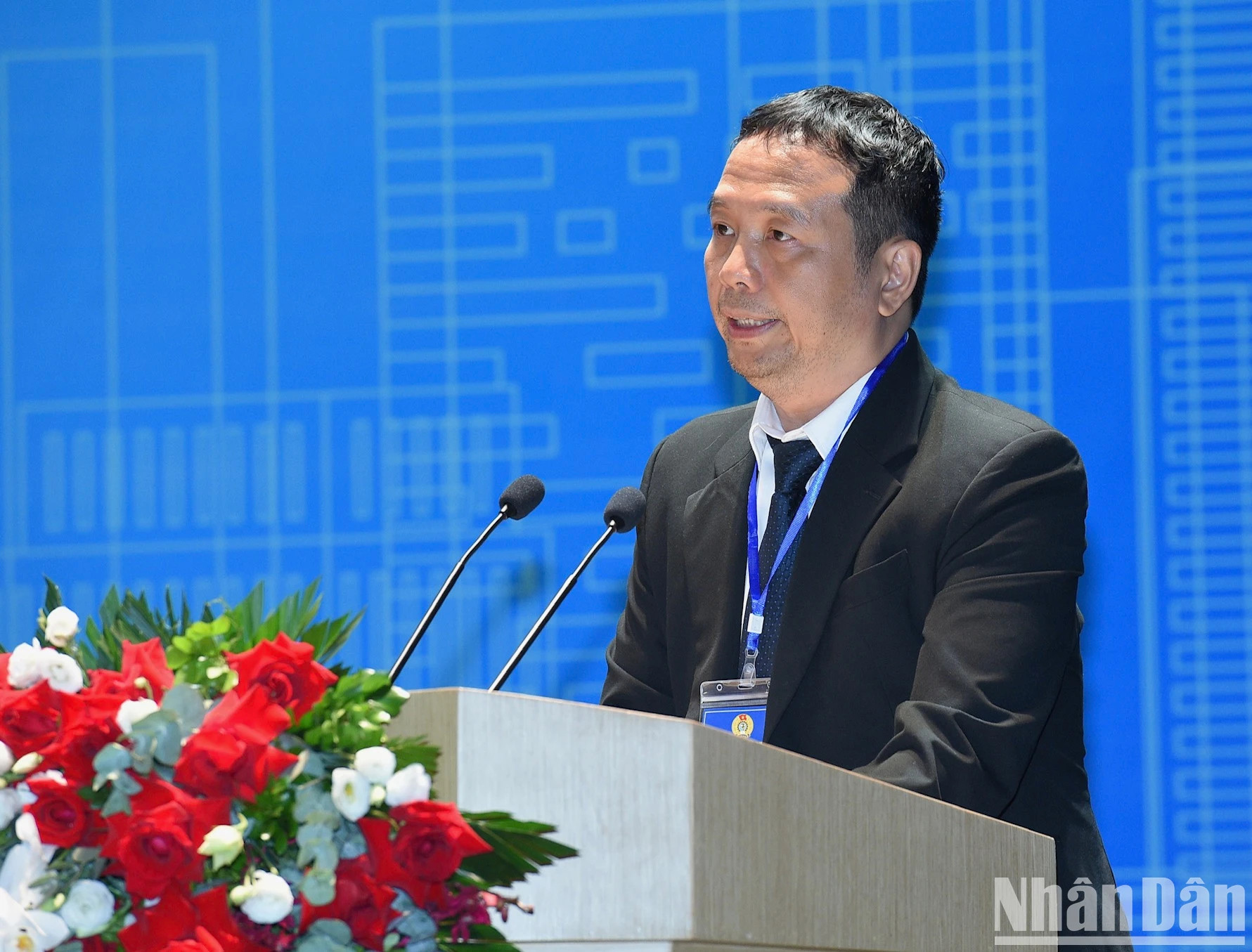 越共中央经济部阮秀英博士发表讲话。 越共中央经济部阮秀英博士发表讲话。