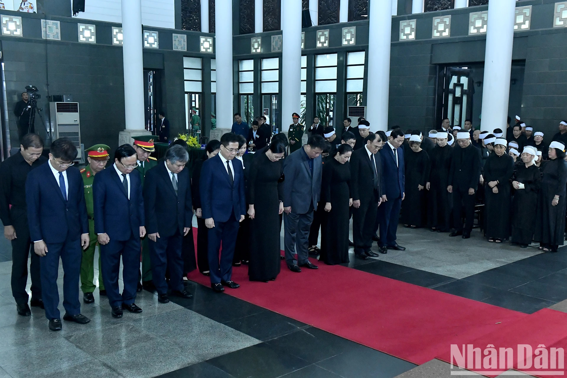 广义省党部、政府及人民代表团吊唁原国家主席陈德良逝世。 广义省党部、政府及人民代表团吊唁原国家主席陈德良逝世。