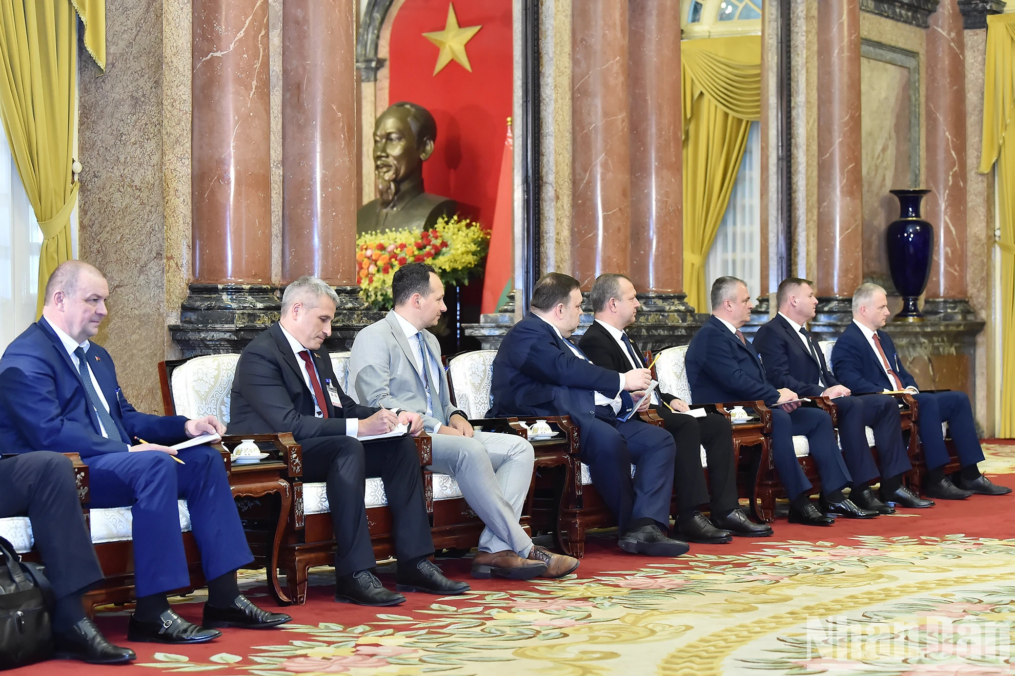 白俄罗斯代表团出席会见。