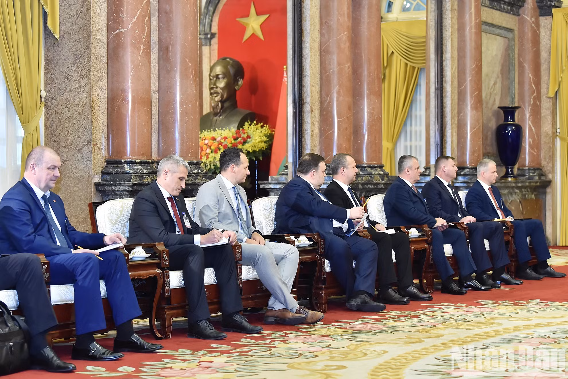 白俄罗斯代表团出席会见。