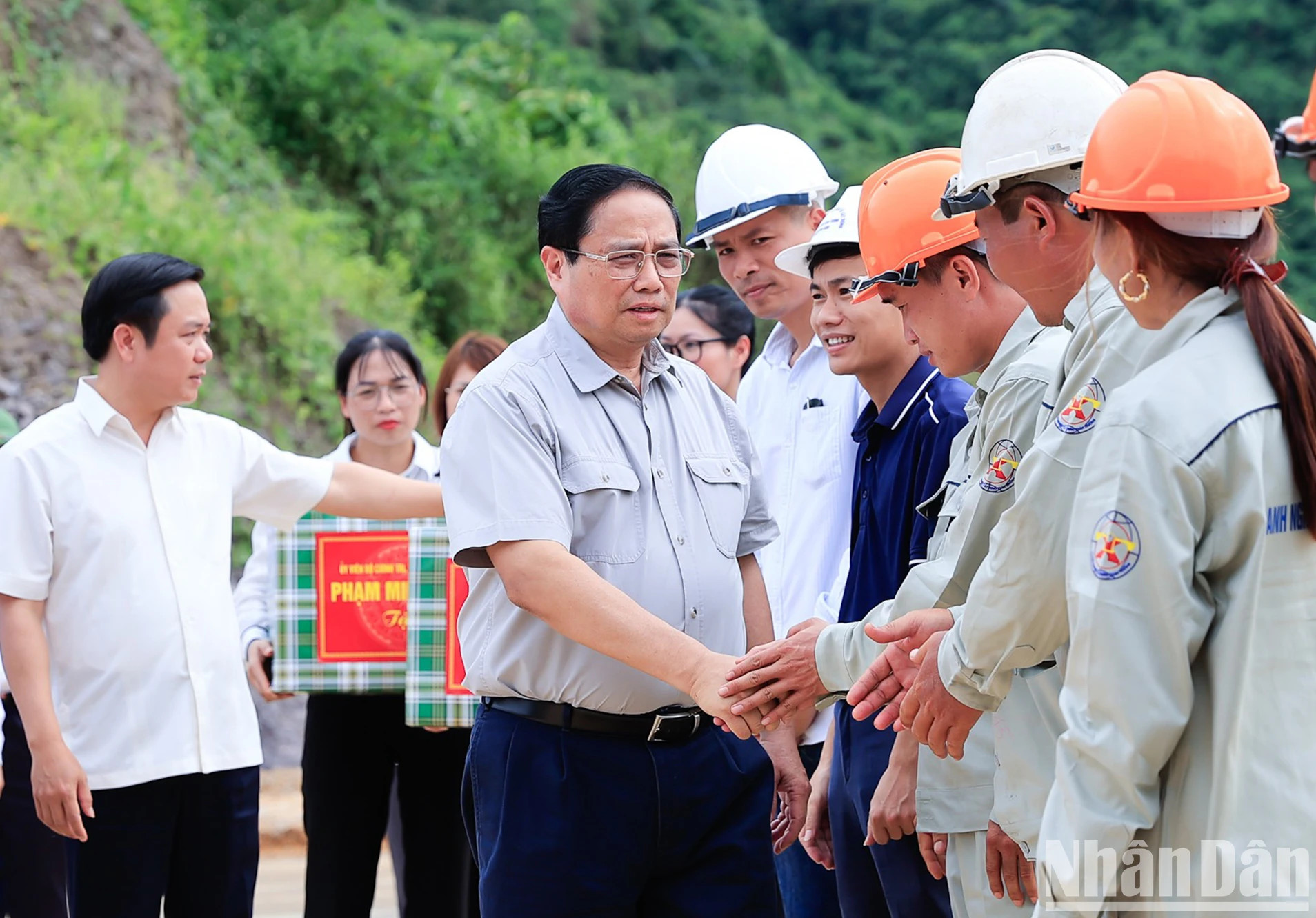 范明正总理和东-西路线建设项目施工工人。 范明正总理和东-西路线建设项目施工工人。
