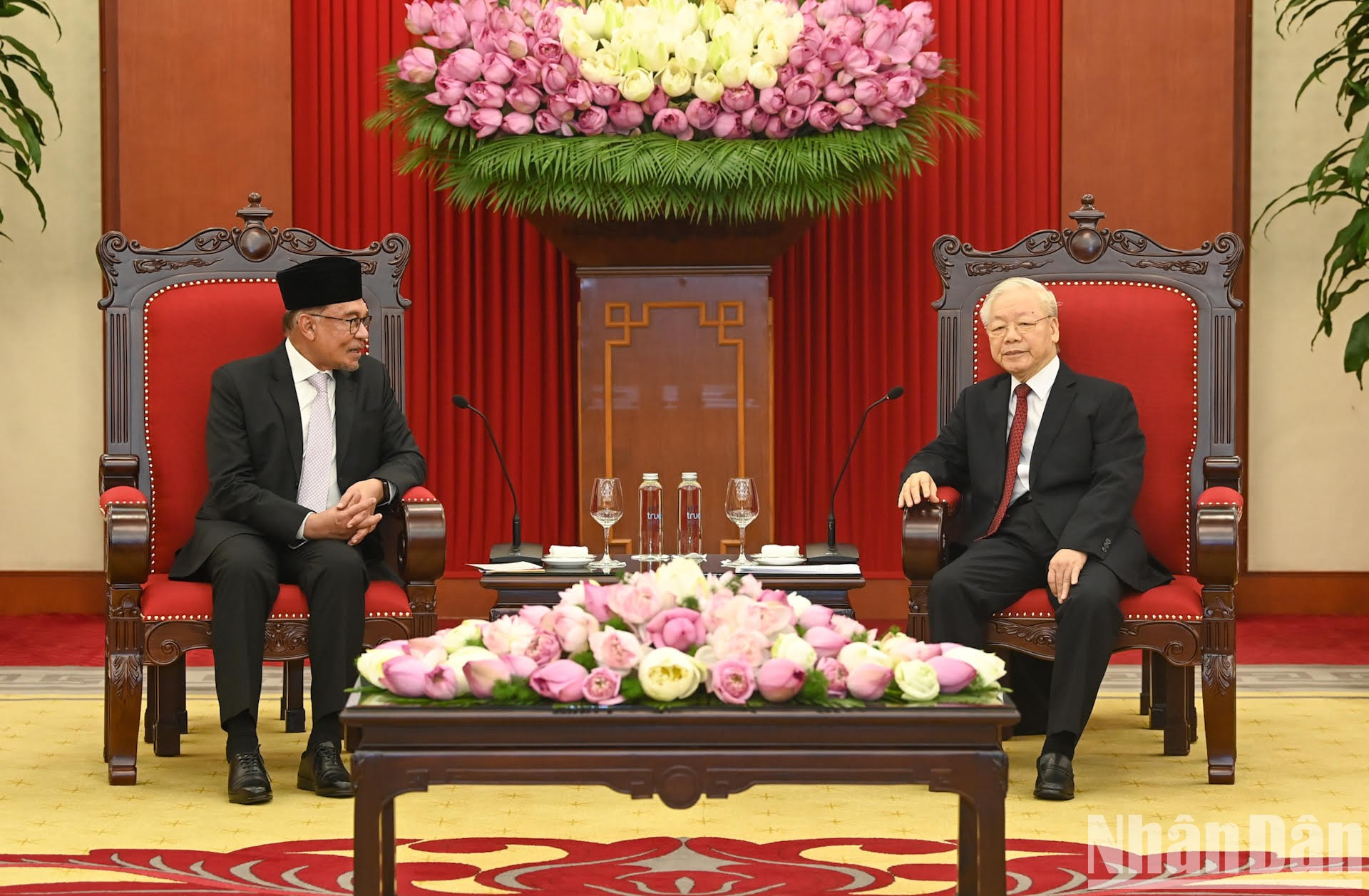 越共中央总书记阮富仲会见马来西亚总理安瓦尔·易卜拉欣。