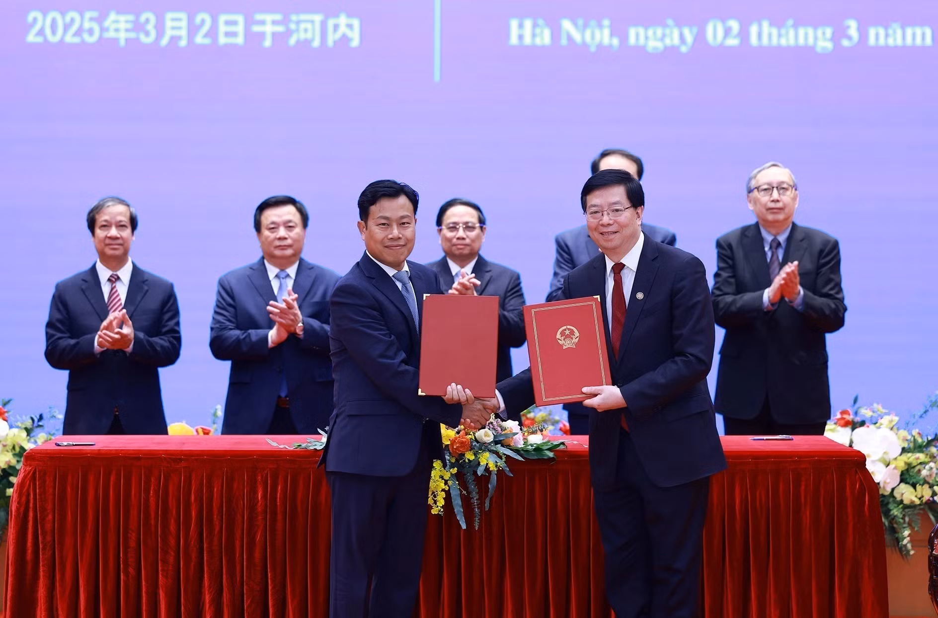 范明正总理出席越南河内国家大学与清华大学合作文件签字仪式。