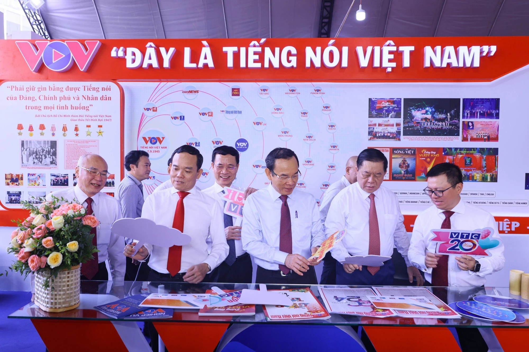 党和国家领导人参观《越南之声》的展位。 党和国家领导人参观《越南之声》的展位。