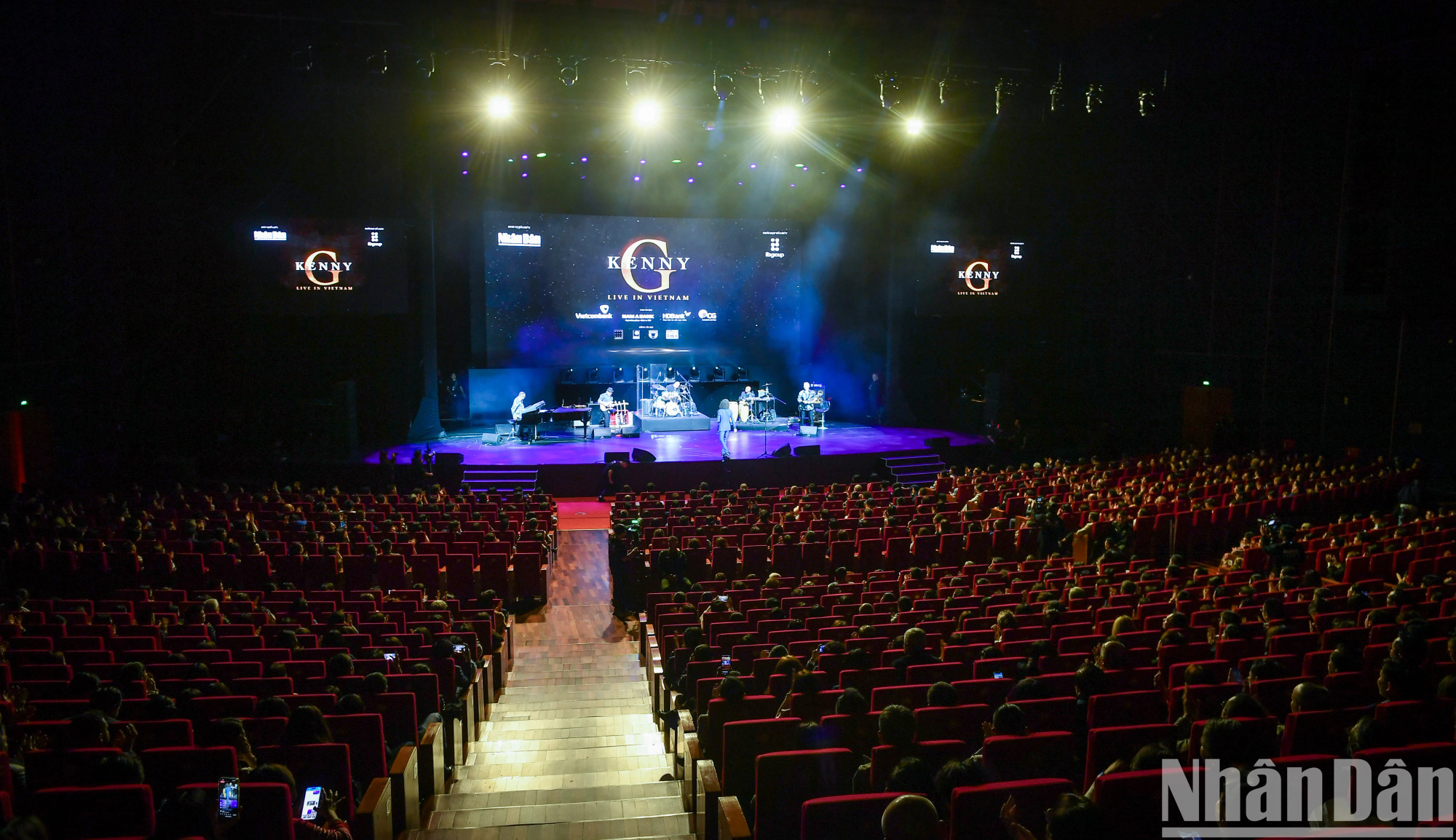 《人民报》社与越南IB集团在国家会议中心联合举办的“Kenny G Live in Vietnam”音乐之夜。 《人民报》社与越南IB集团在国家会议中心联合举办的“Kenny G Live in Vietnam”音乐之夜。