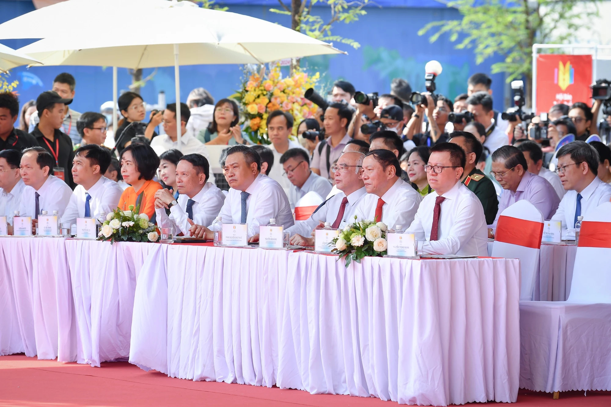 各位代表出席2024年越南全国报刊展开幕式。 各位代表出席2024年越南全国报刊展开幕式。