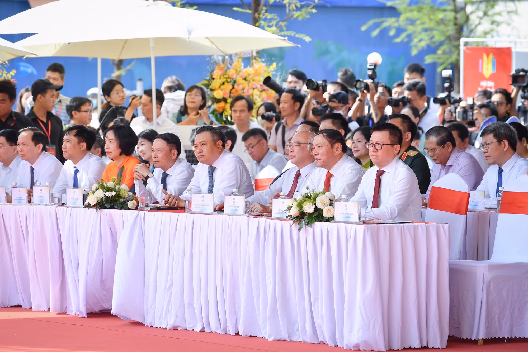 各位代表出席2024年越南全国报刊展开幕式。 各位代表出席2024年越南全国报刊展开幕式。