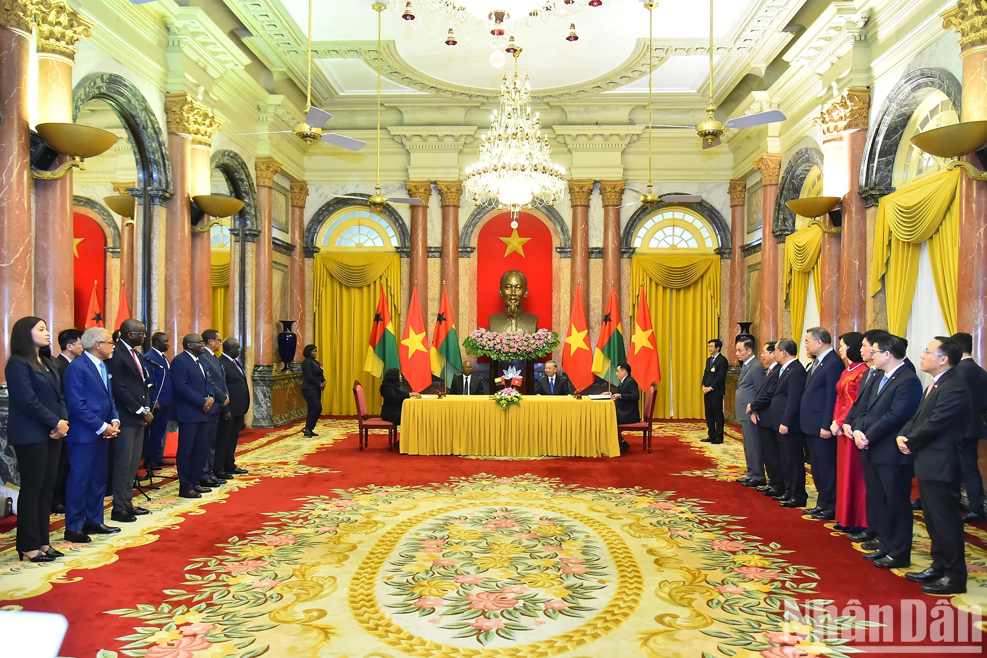 签字仪式场景。 签字仪式场景。