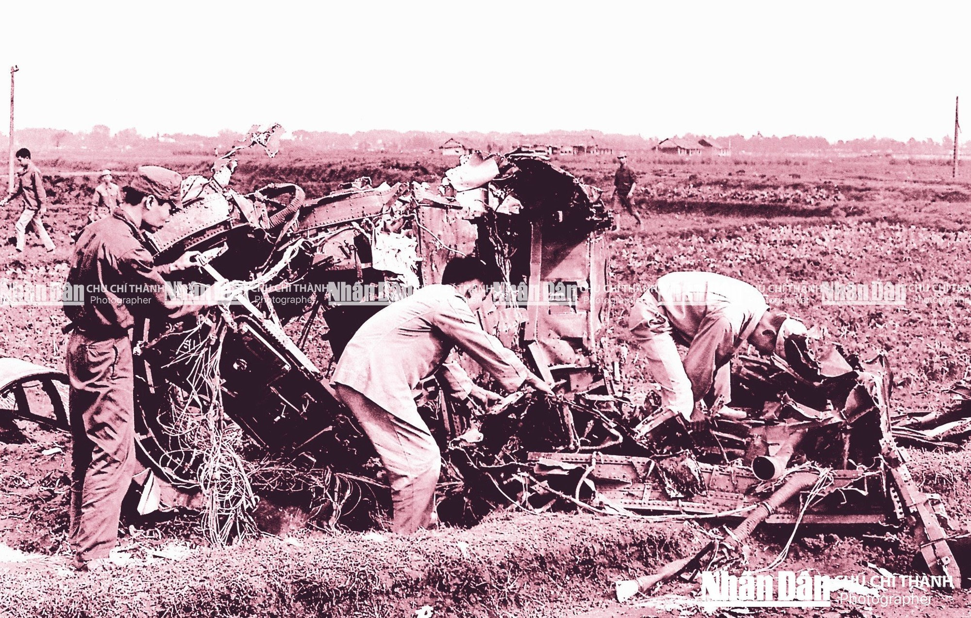 1972年12月26日晚，越南军队在河内青池县定功乡被击落的一架B-52轰炸机残骸。