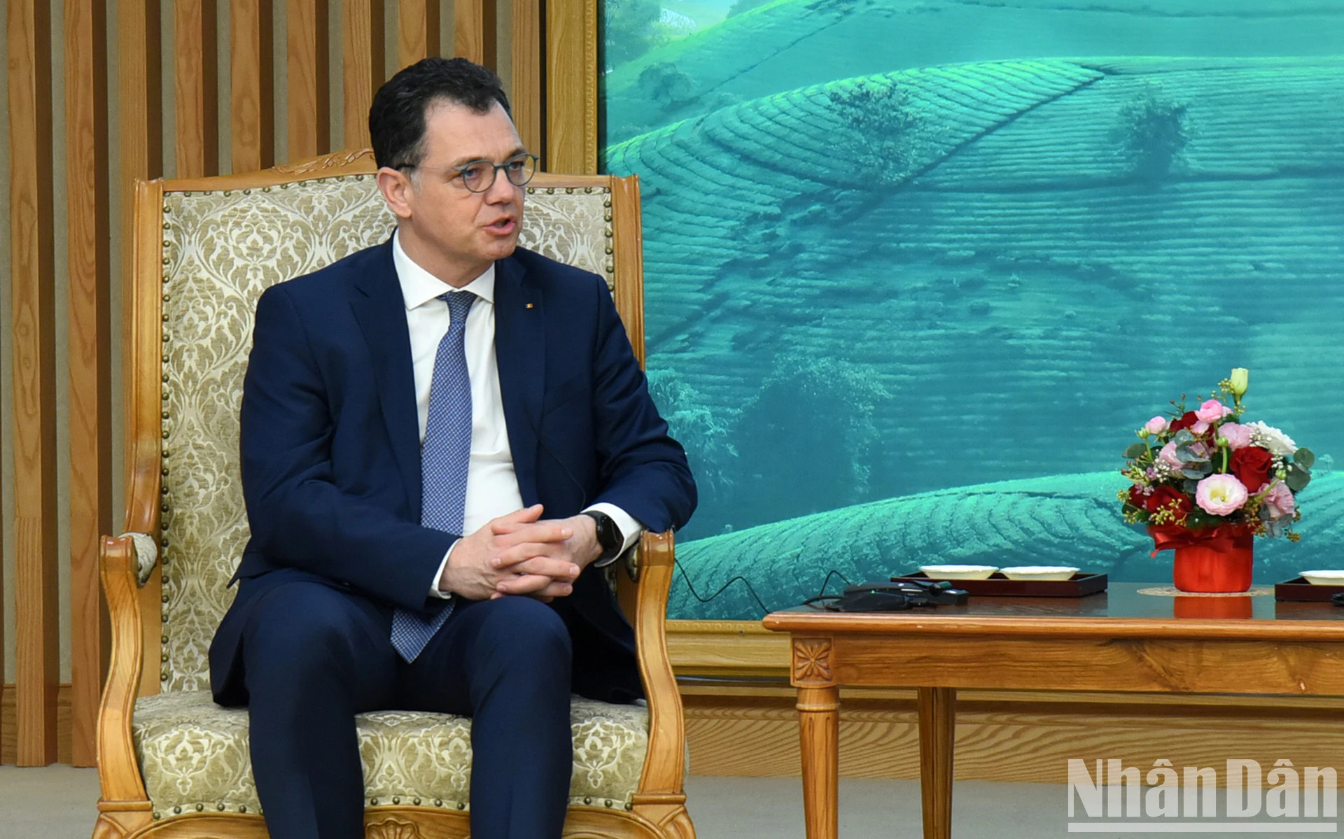 罗马尼亚经济、创业和旅游部长斯特凡·拉杜·奥普雷亚在会见中发表讲话。