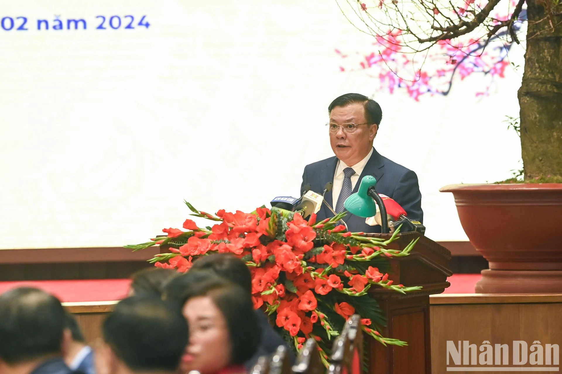 河内市委书记丁进勇在会议上发表讲话。