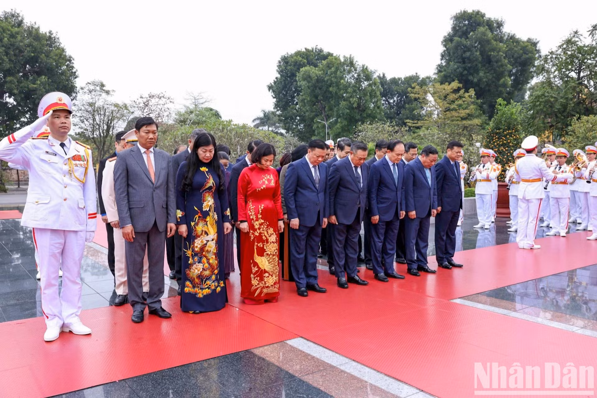 河内市市委、人民议会、人民委员会代表团缅怀胡志明主席。