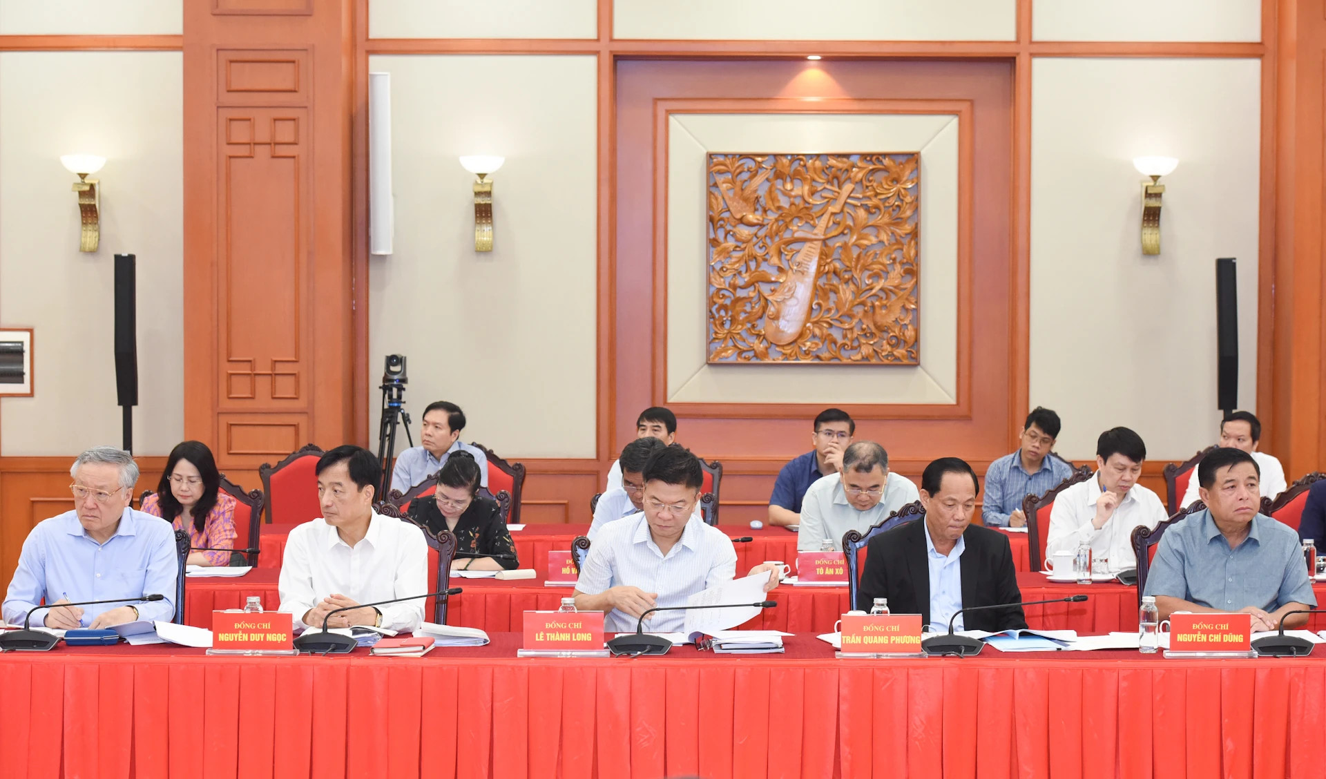 越共十四大经济社会小组成员出席会议。