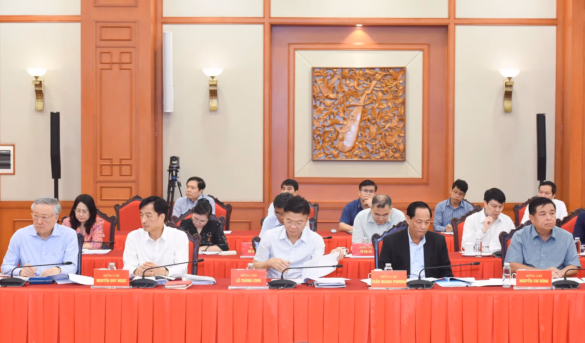 越共十四大经济社会小组成员出席会议。