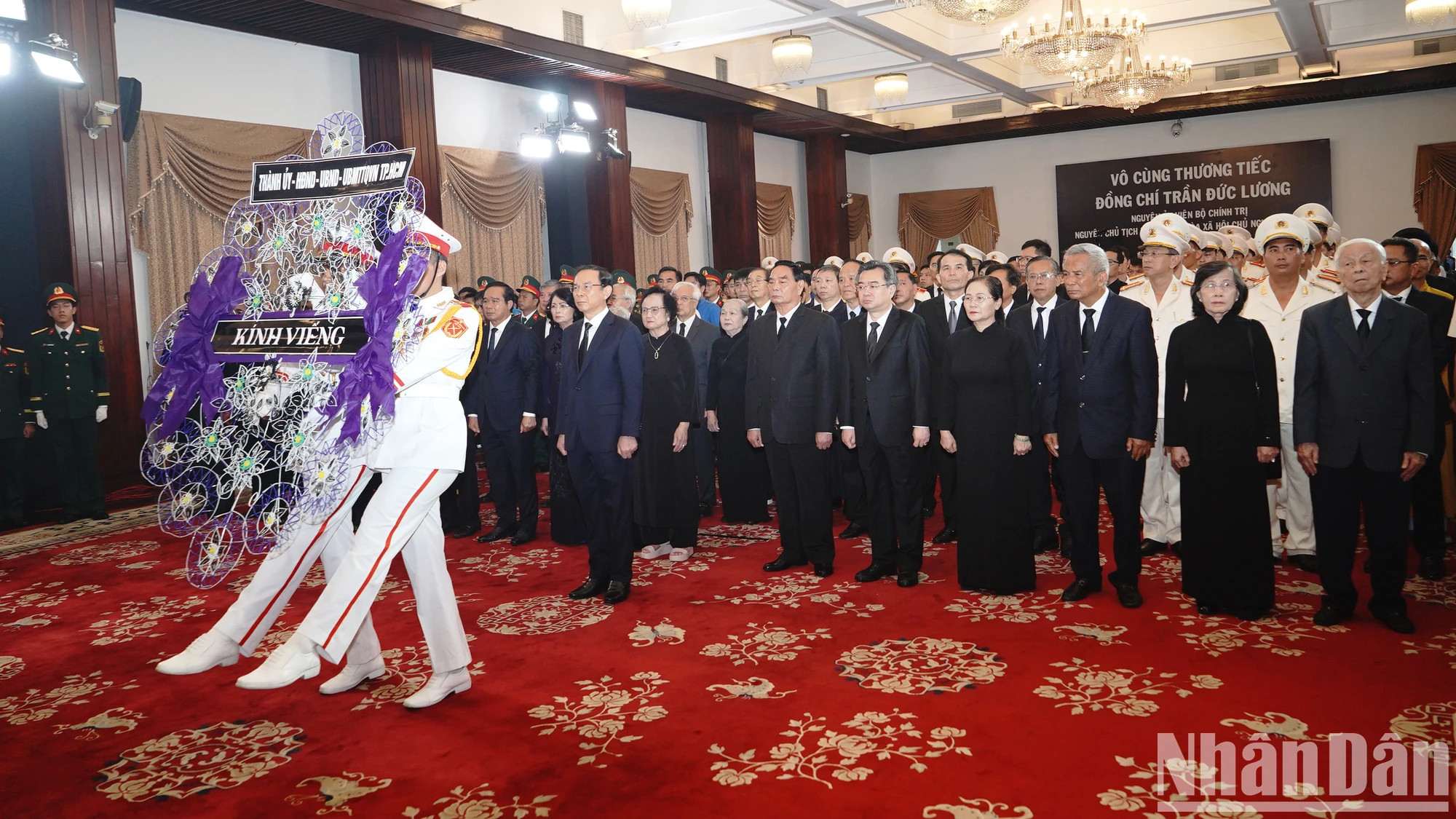 胡志明市市委、市人民议会、市人民委员会、越南祖国阵线胡志明市委员会代表团向原国家主席陈德良同志敬献花圈并上香致哀。