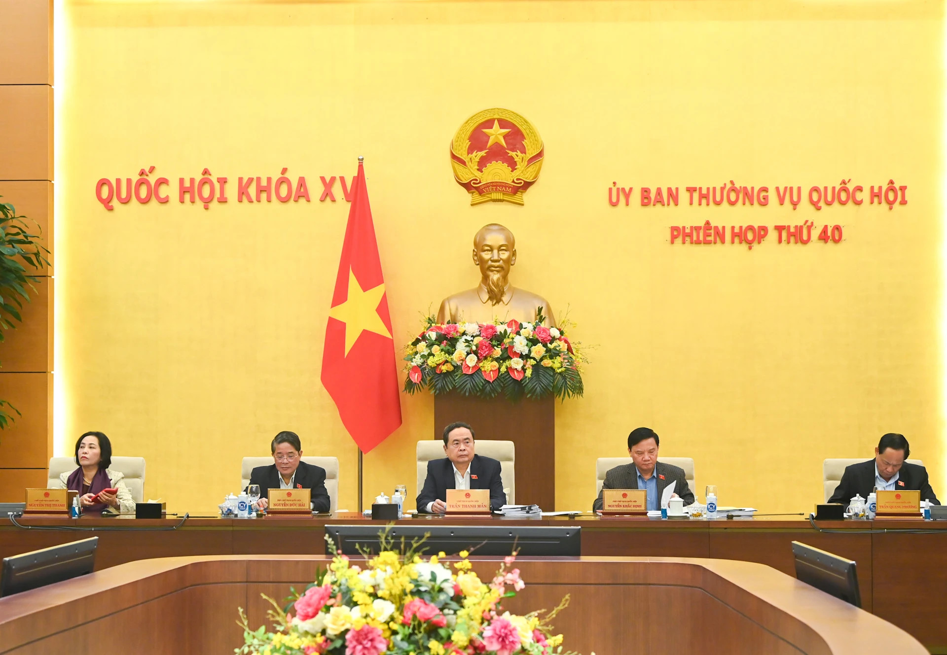 越南国会主席陈青敏和各位国会副主席出席会议。