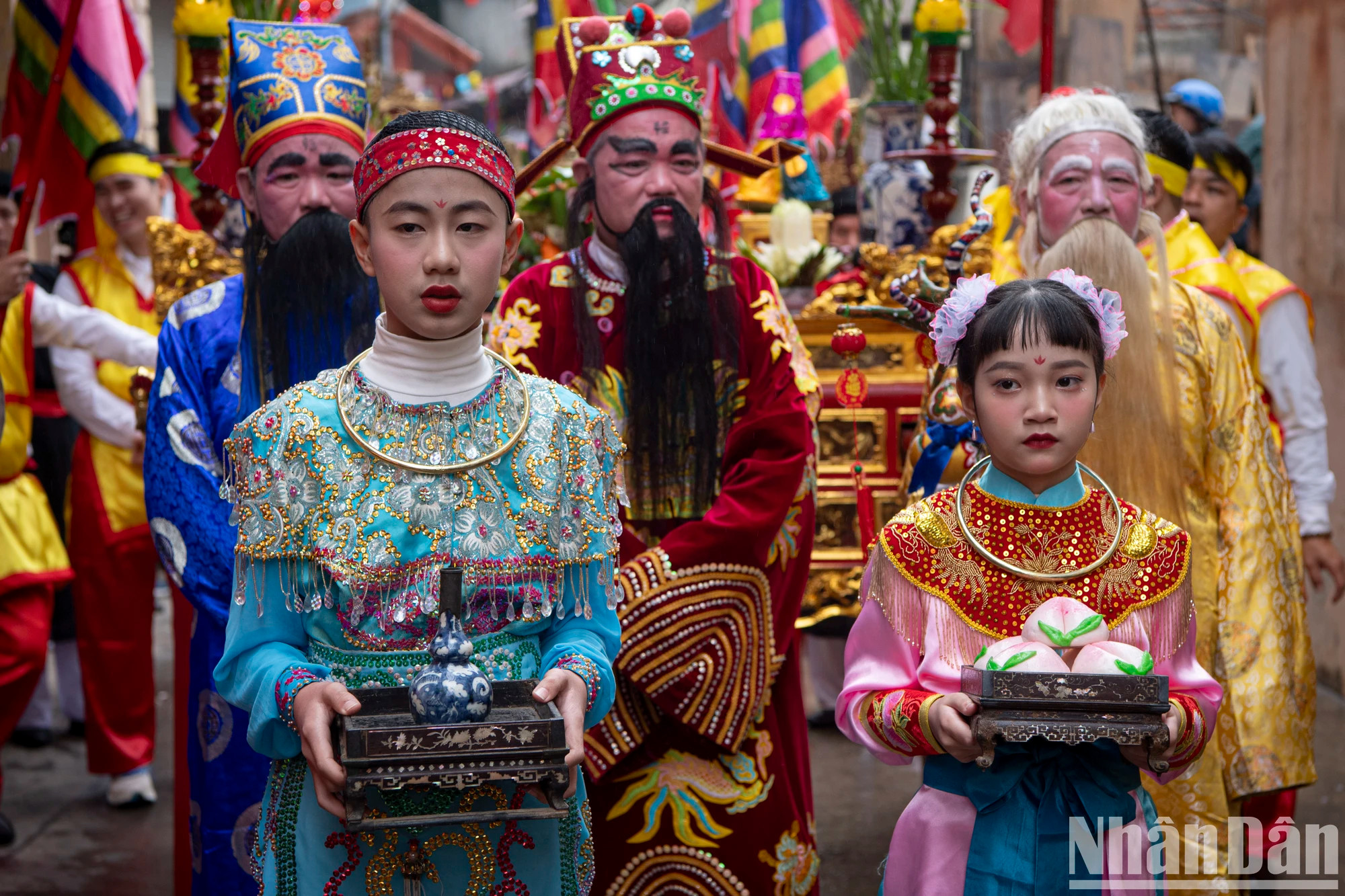 由村民扮演的三位神仙和仙童玉女。