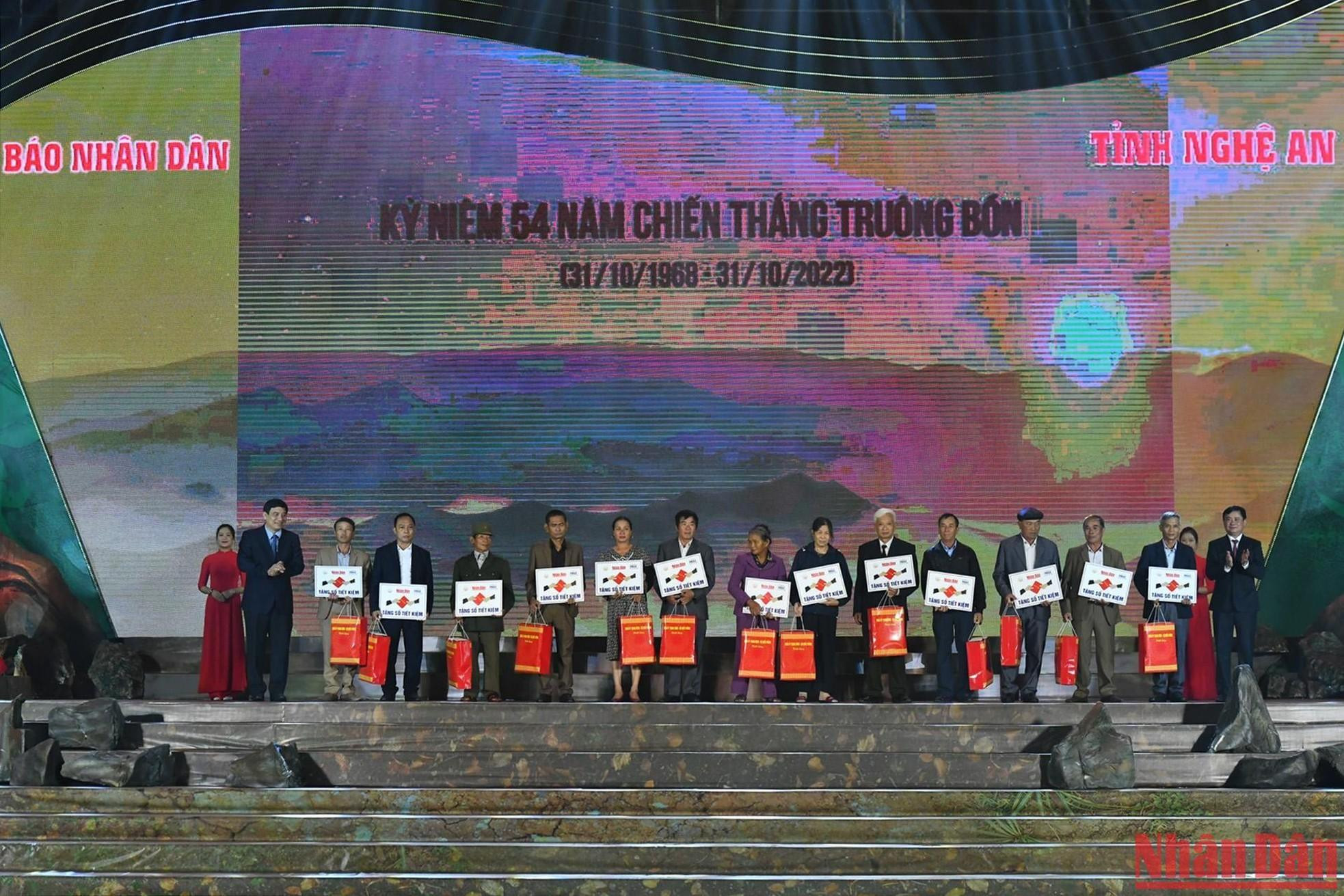 越共中央委员、国会文化教育委员会主任和越共中央委员、义安省省委书记蔡青贵向优抚家庭赠送礼物。 越共中央委员、国会文化教育委员会主任和越共中央委员、义安省省委书记蔡青贵向优抚家庭赠送礼物。