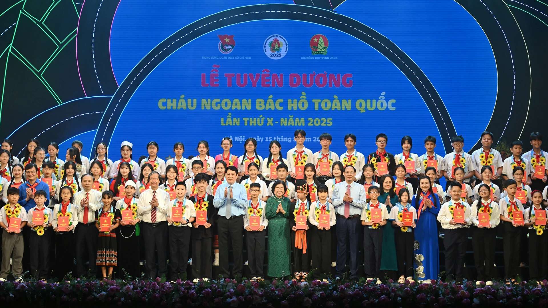 越南国家主席梁强出席全国“胡伯伯好孩子”表彰大会【组图】