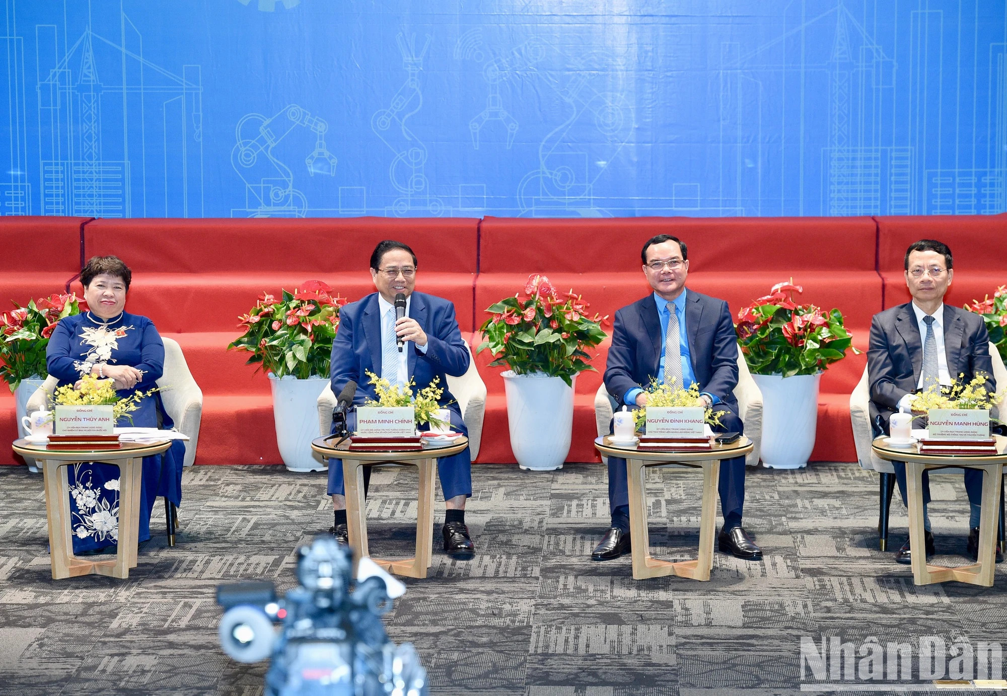 范明正总理与会代表交流。 范明正总理与会代表交流。