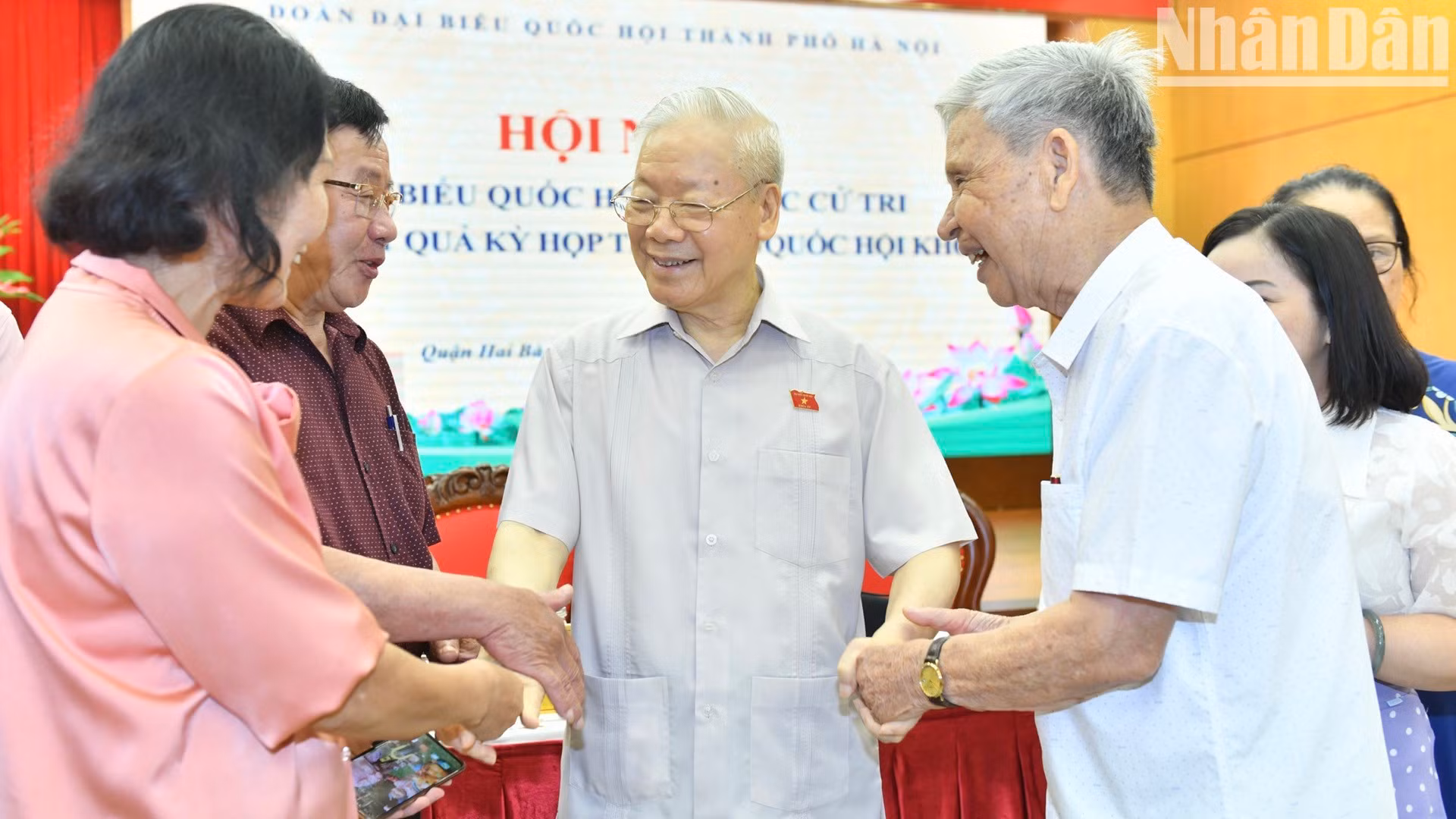 阮富仲总书记与河内选民。