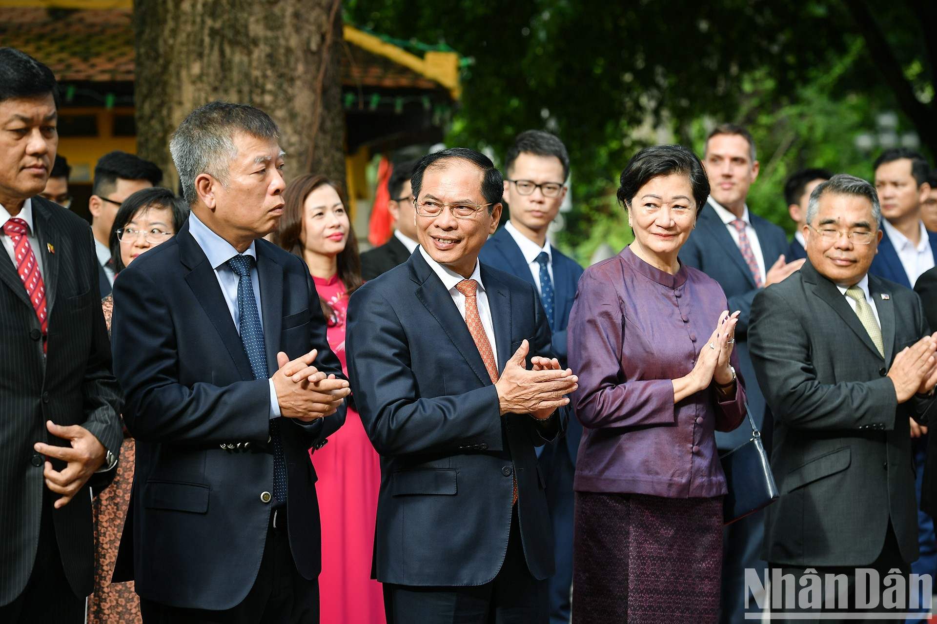 越南代表和国籍代表出席升旗仪式。