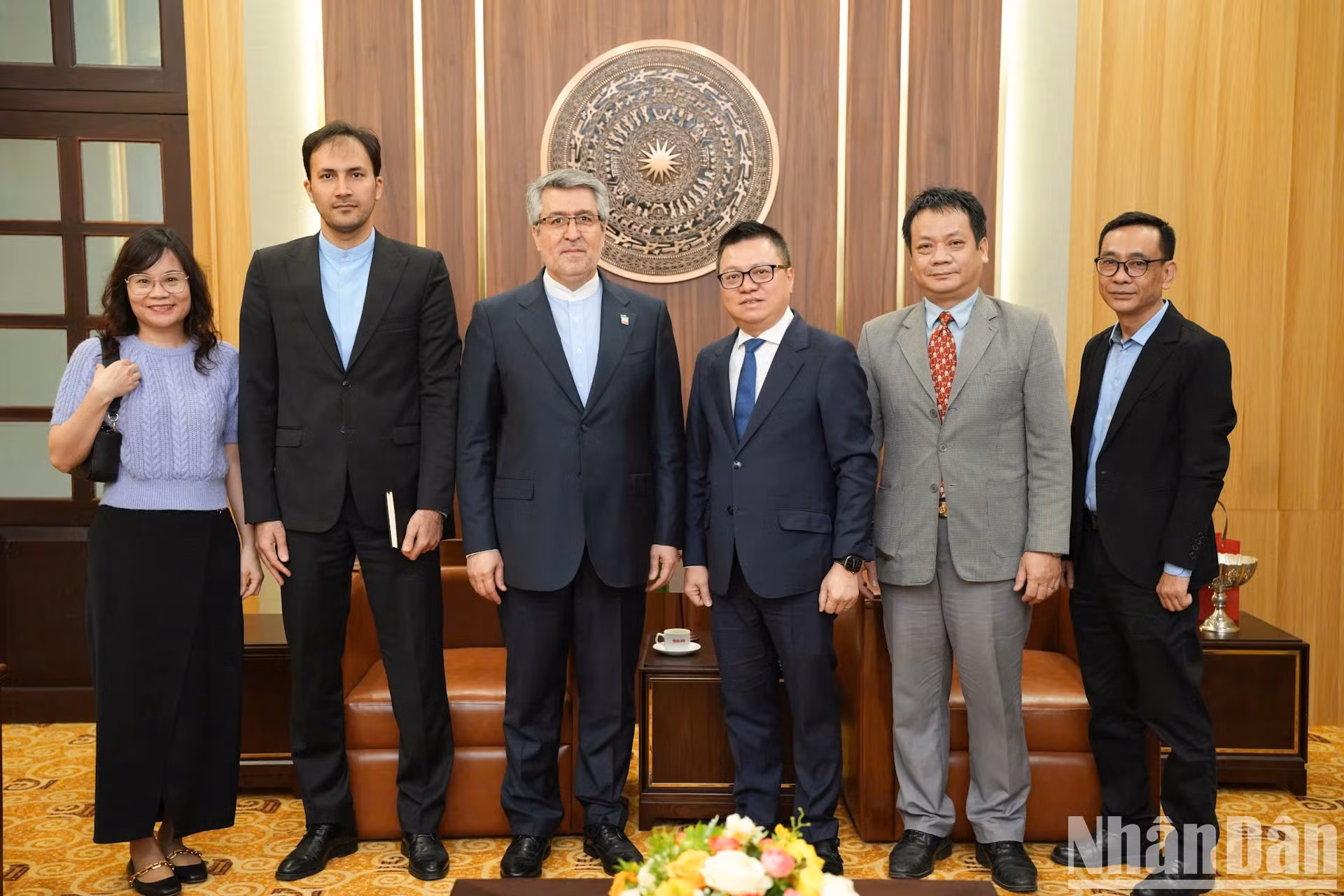 双方代表合影留念。