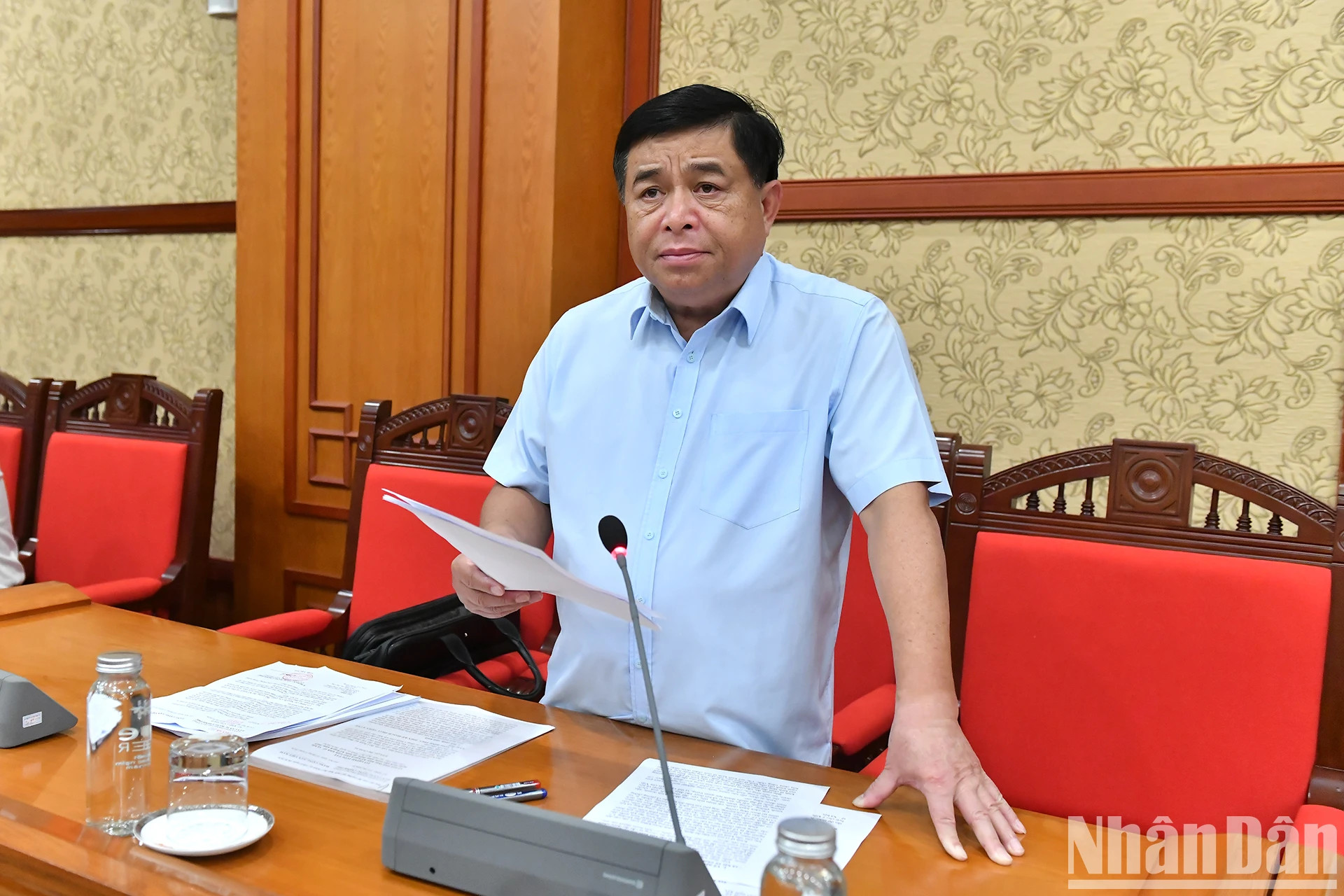 越南计划投资部部长阮志勇作报告。