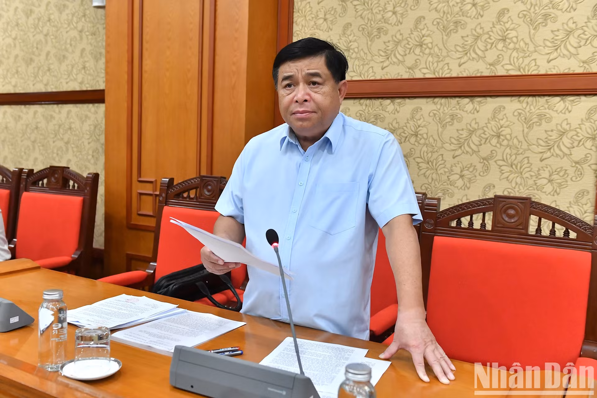 越南计划投资部部长阮志勇作报告。