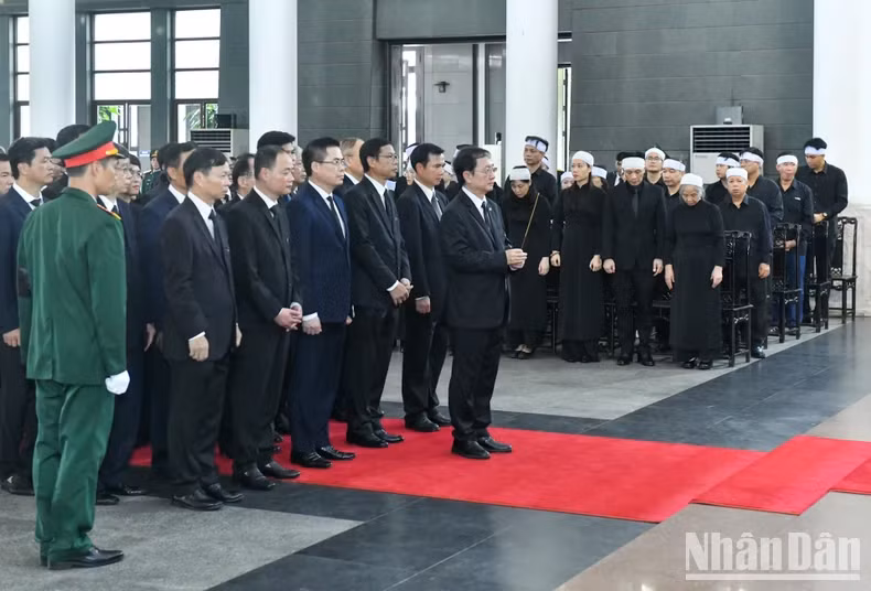 越南科学技术部代表团吊唁越共中央总书记阮富仲逝世。