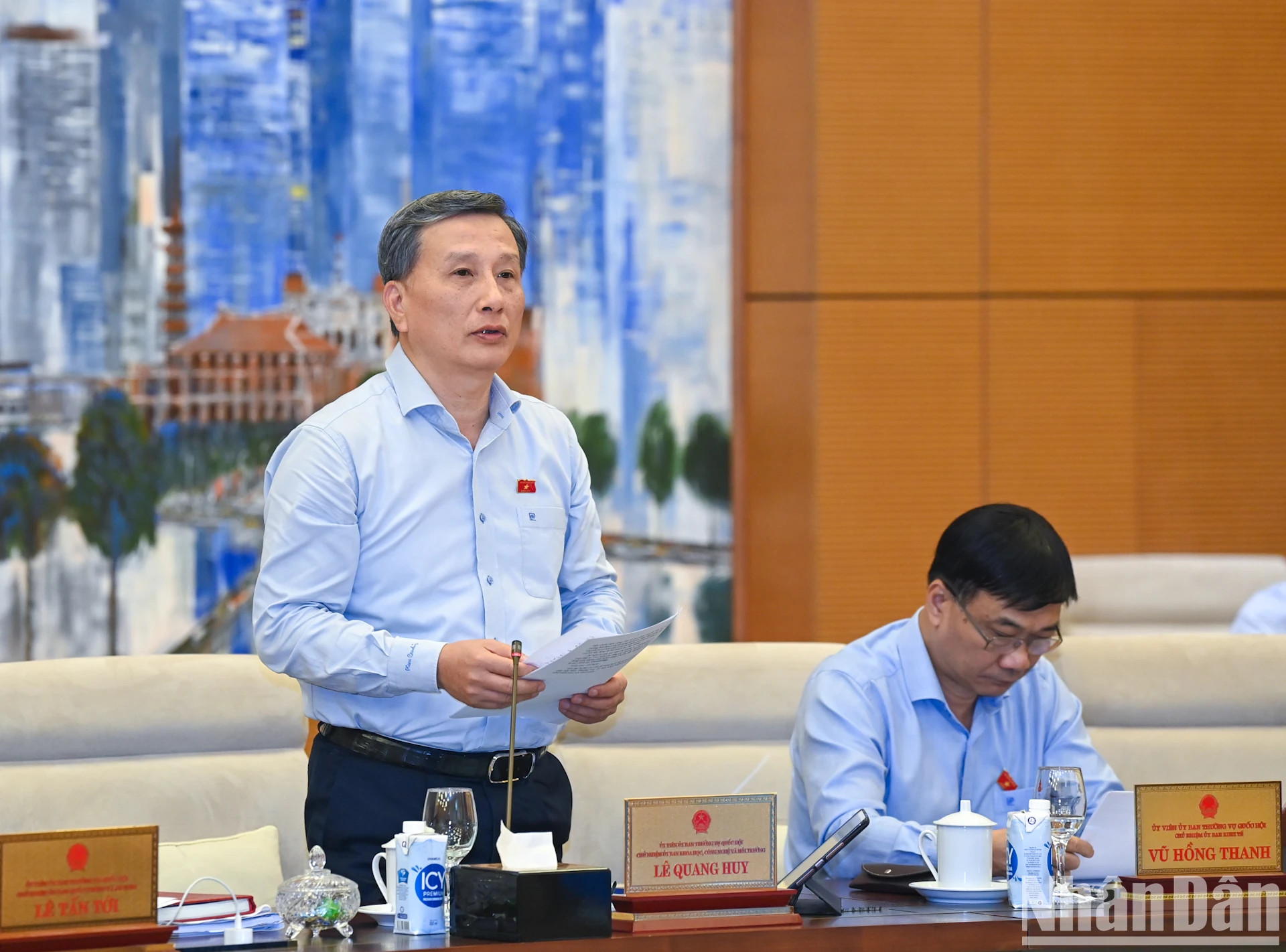 国会科学技术与环境委员会主任黎光辉作审查报告。