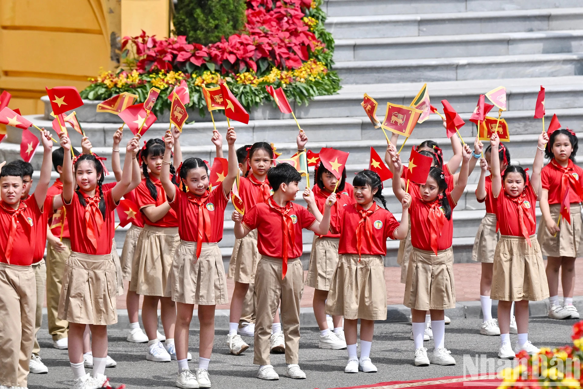 首都儿童在欢迎仪式上热烈欢迎梁强主席和斯里兰卡总统阿努拉·库马拉·迪萨纳亚克。 首都儿童在欢迎仪式上热烈欢迎梁强主席和斯里兰卡总统阿努拉·库马拉·迪萨纳亚克。