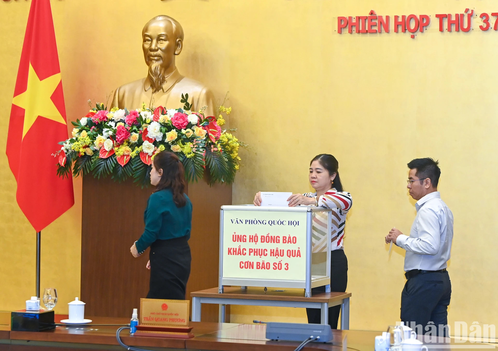 与会代表捐款支持民众克服三号台风的后果。