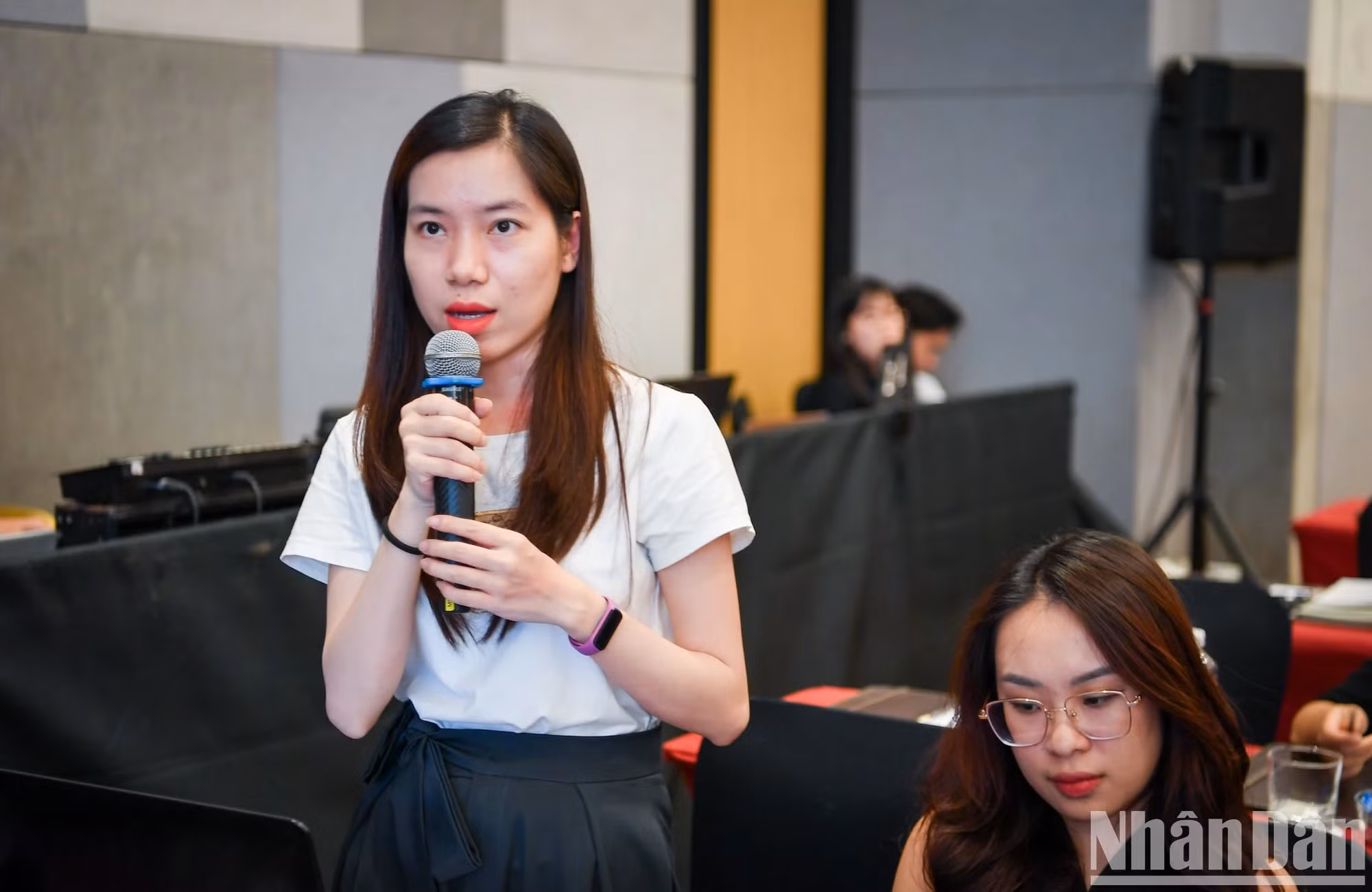 媒体记者提问。