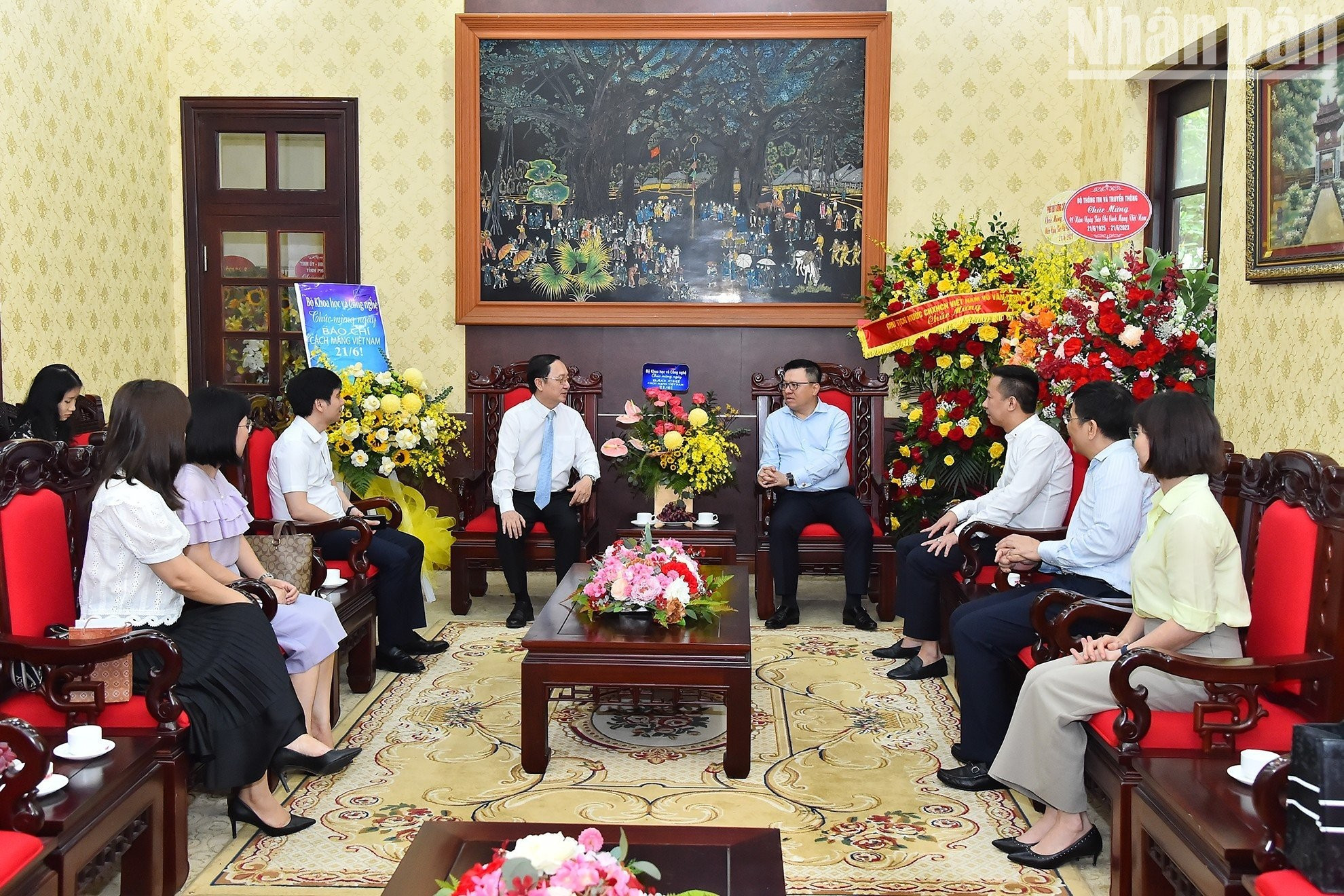 当日，越南科学技术部部长黄成达来访祝贺《人民报》社。