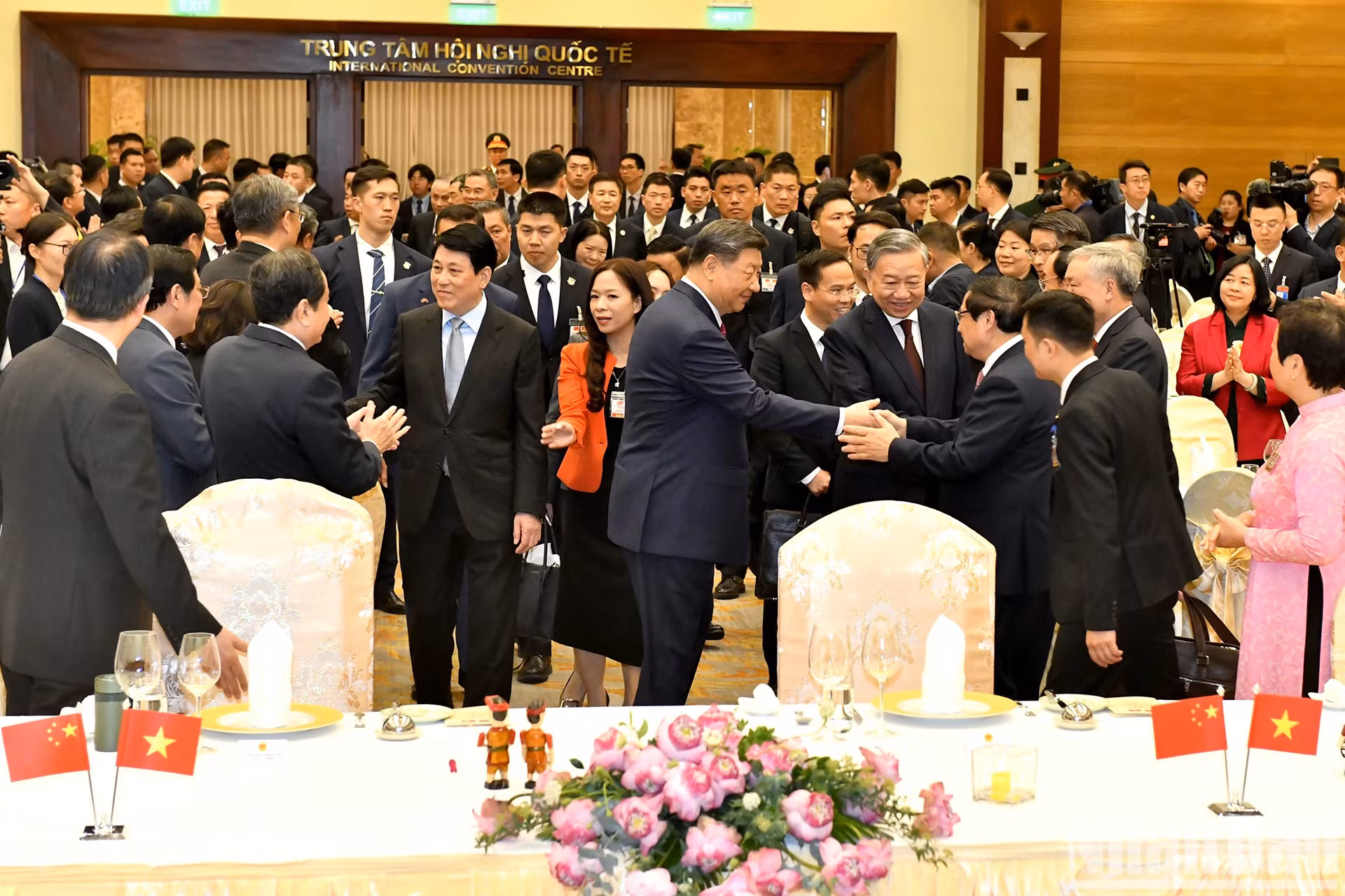 越共中央总书记苏林，越南国家主席梁强，越南政府总理范明正，中共中央总书记、国家主席习近平和各位代表出席宴会。