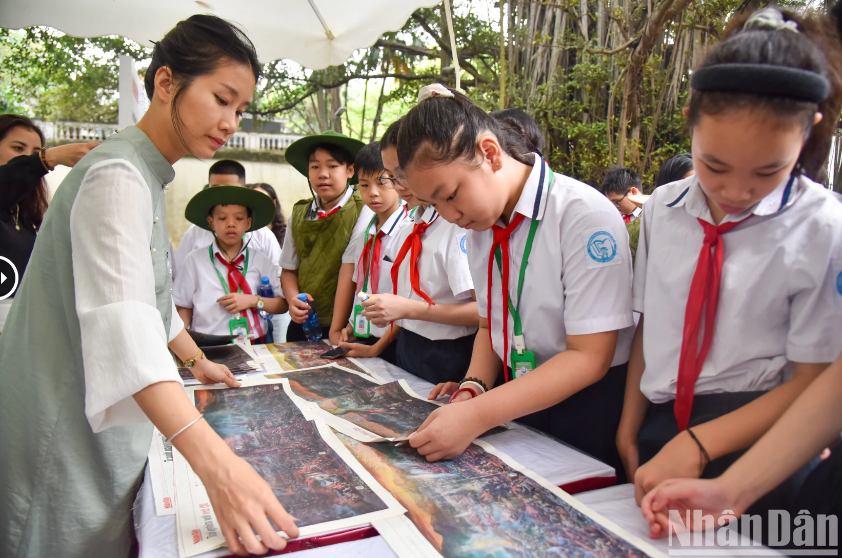 学生们一起剪、贴全景画《奠边府战役》。 学生们一起剪、贴全景画《奠边府战役》。