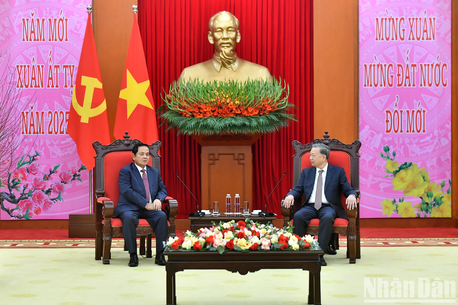 苏林总书记会见柬埔寨人民党中央委员、参议院第一副议长乌波烈。