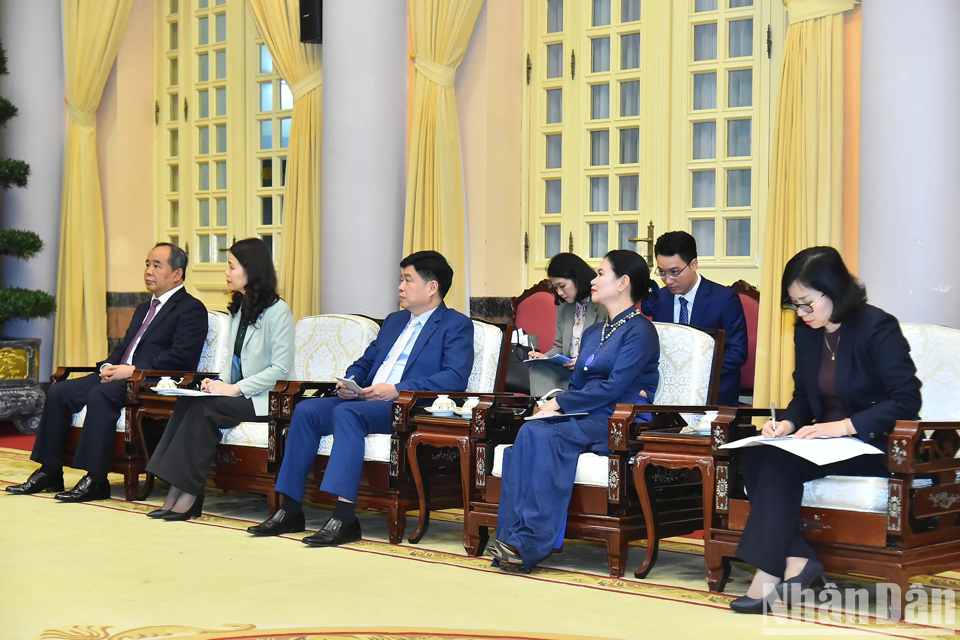 出席会见的越南代表团团员。