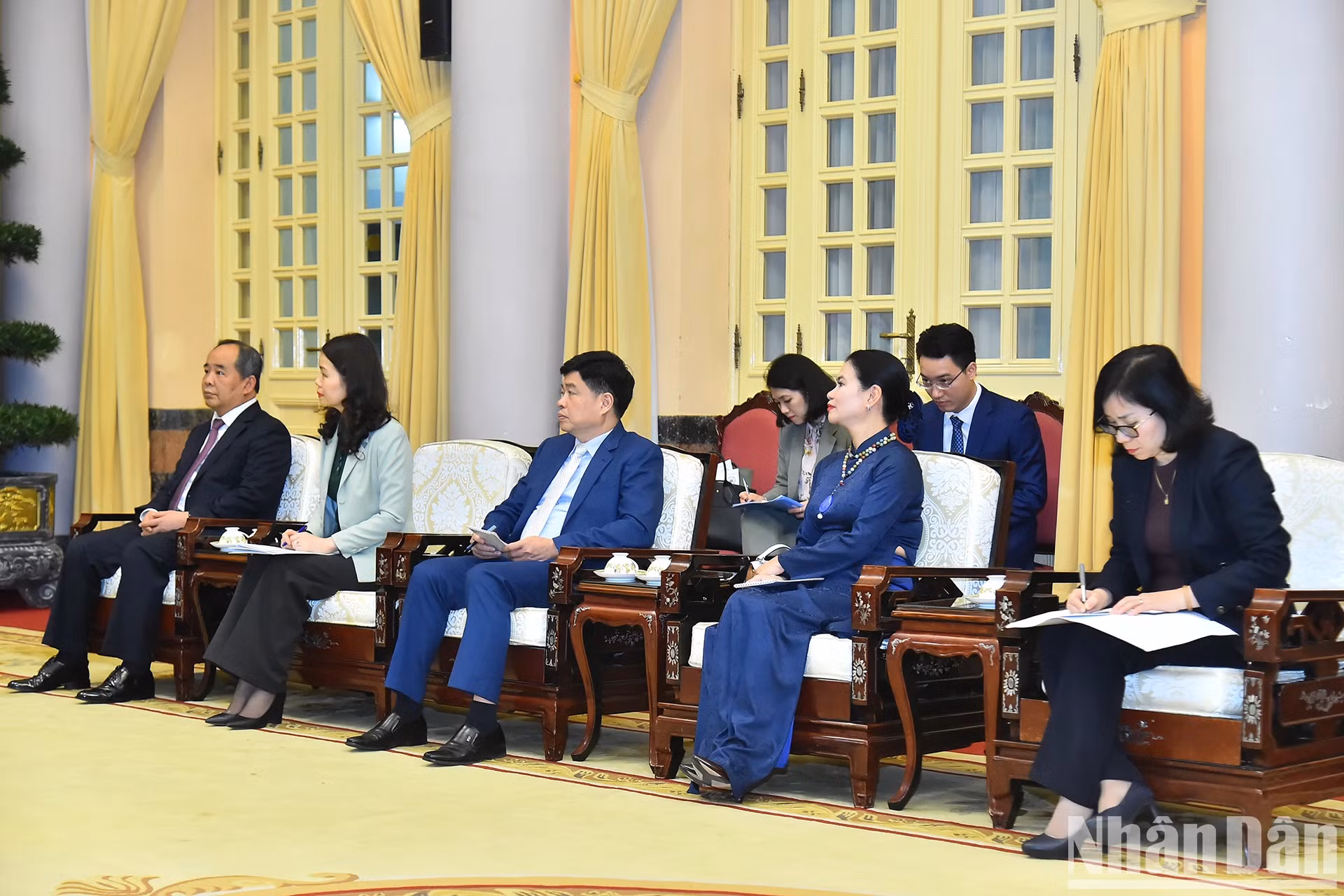 出席会见的越南代表团团员。