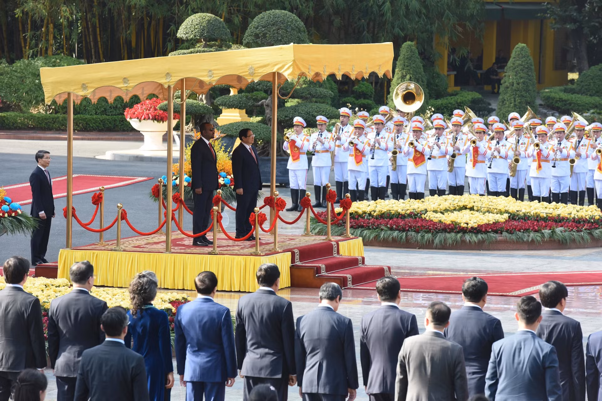 范明正总理与阿比总理一起向两国国旗致敬。